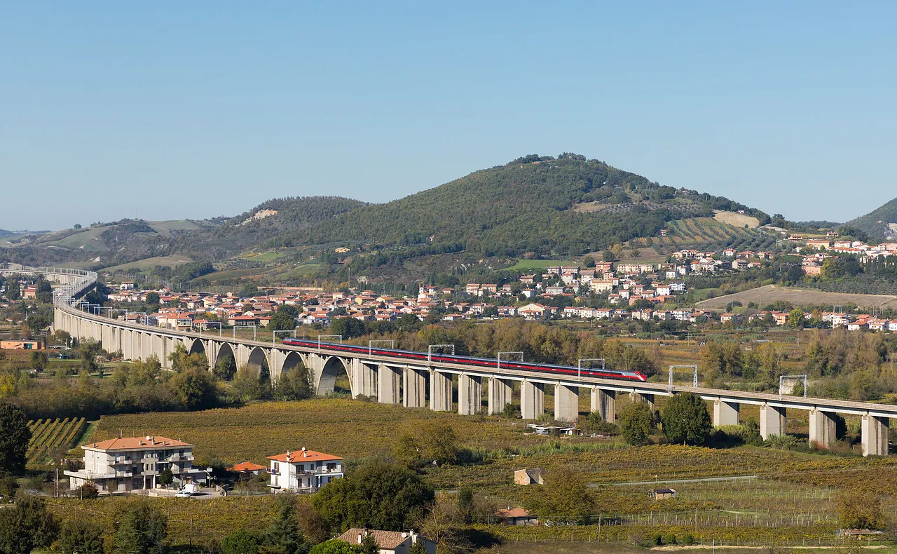 Photo showing: Treno ETR.500 in corsa sul viadotto del Paglia, sulla direttissima Firenze-Roma presso Allerona.