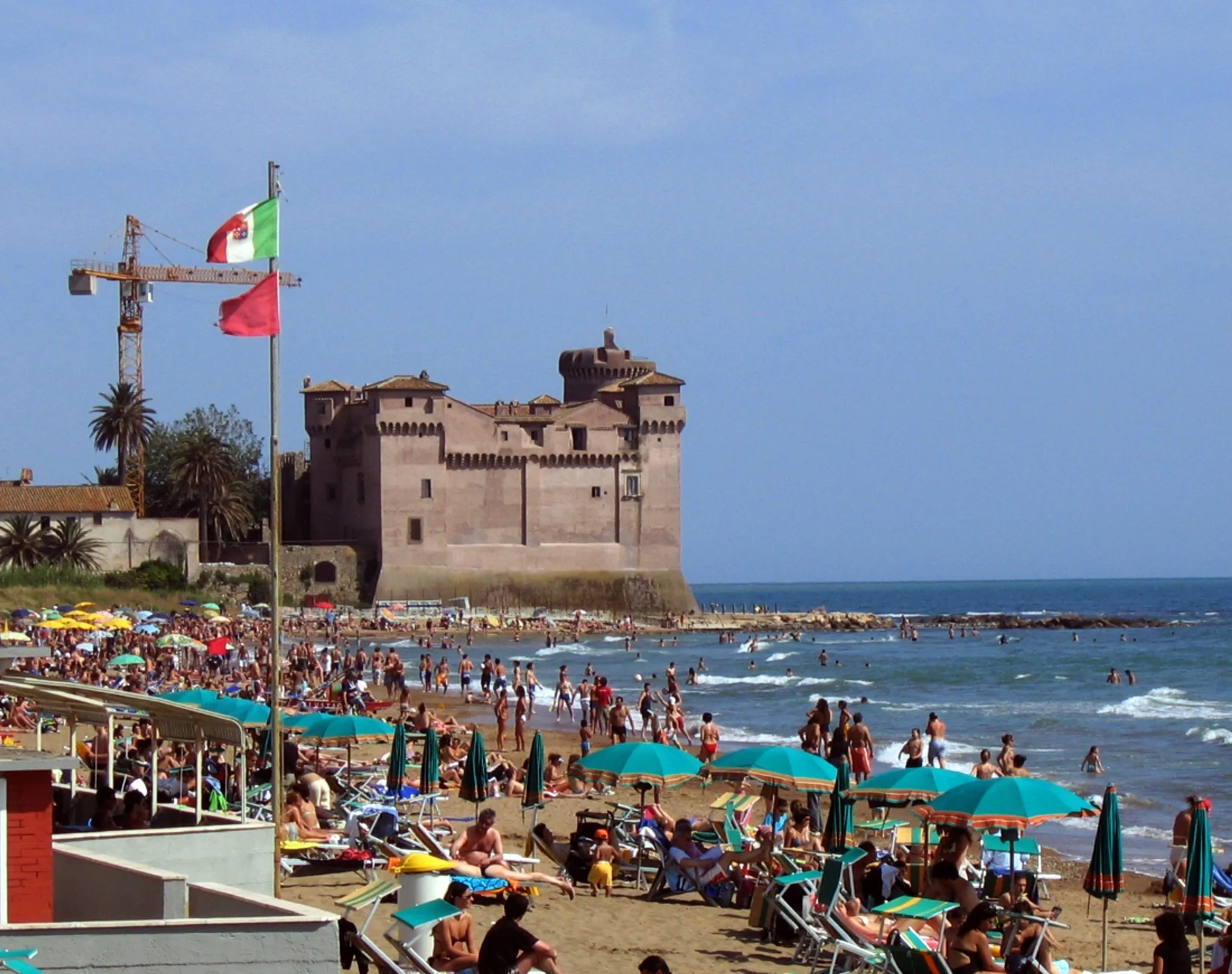 Photo showing: Medieval castle in Santa Severa and a beach of Tirrenium Sea