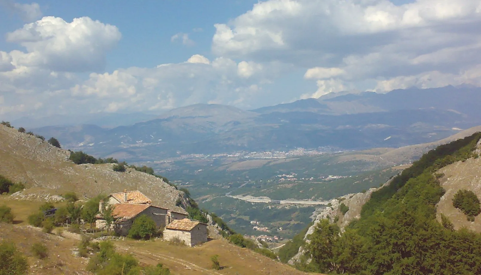 Photo showing: Il Monte Ruella e i caratteristici casali