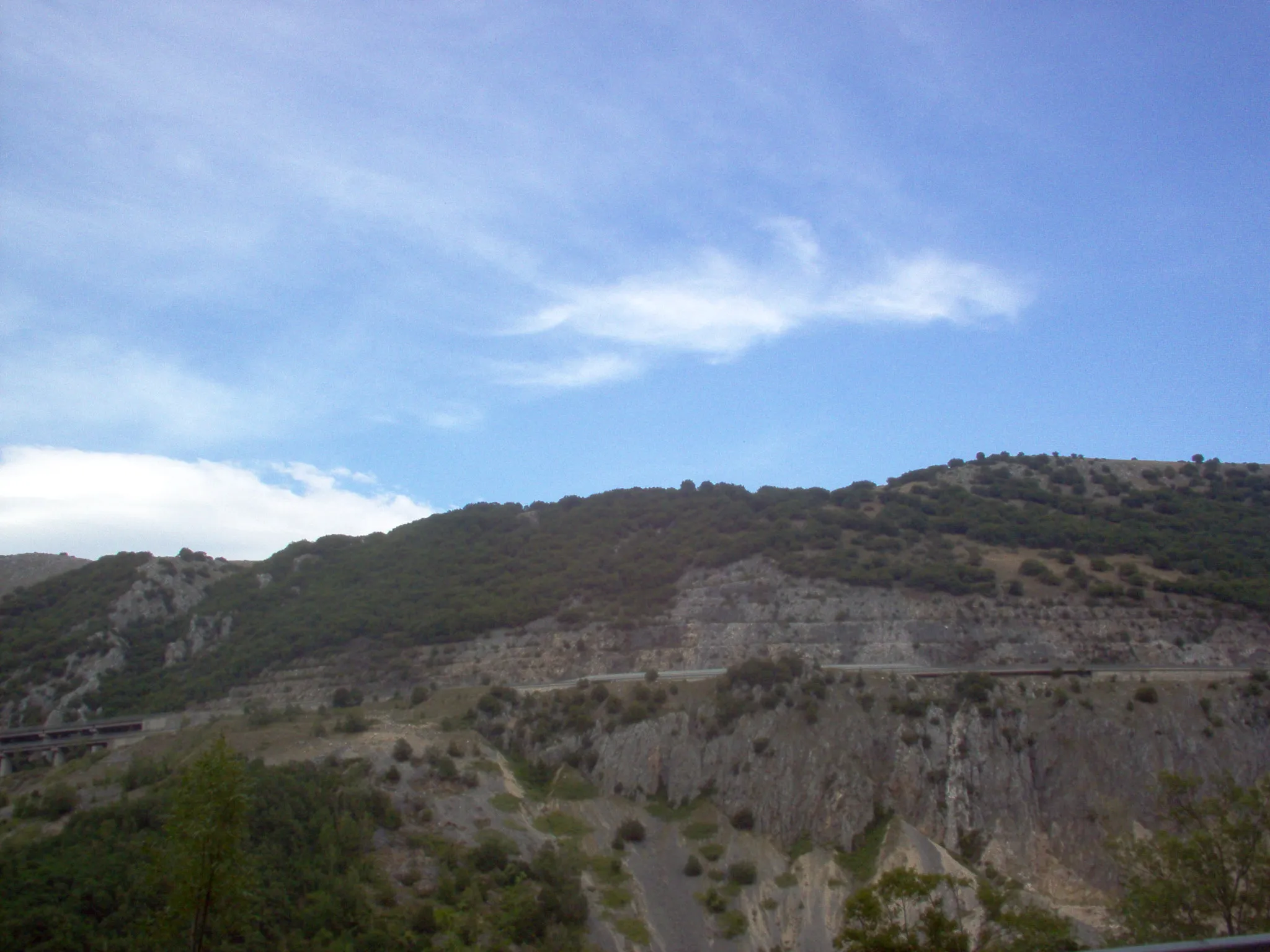 Photo showing: The A24 highway as seen from Tornimparte, near L'Aquila (Italy)