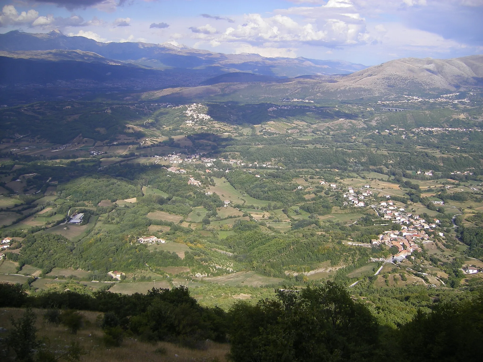 Photo showing: Panorama con la frazione di Pié La Costa(Tornimparte)in basso a destra.