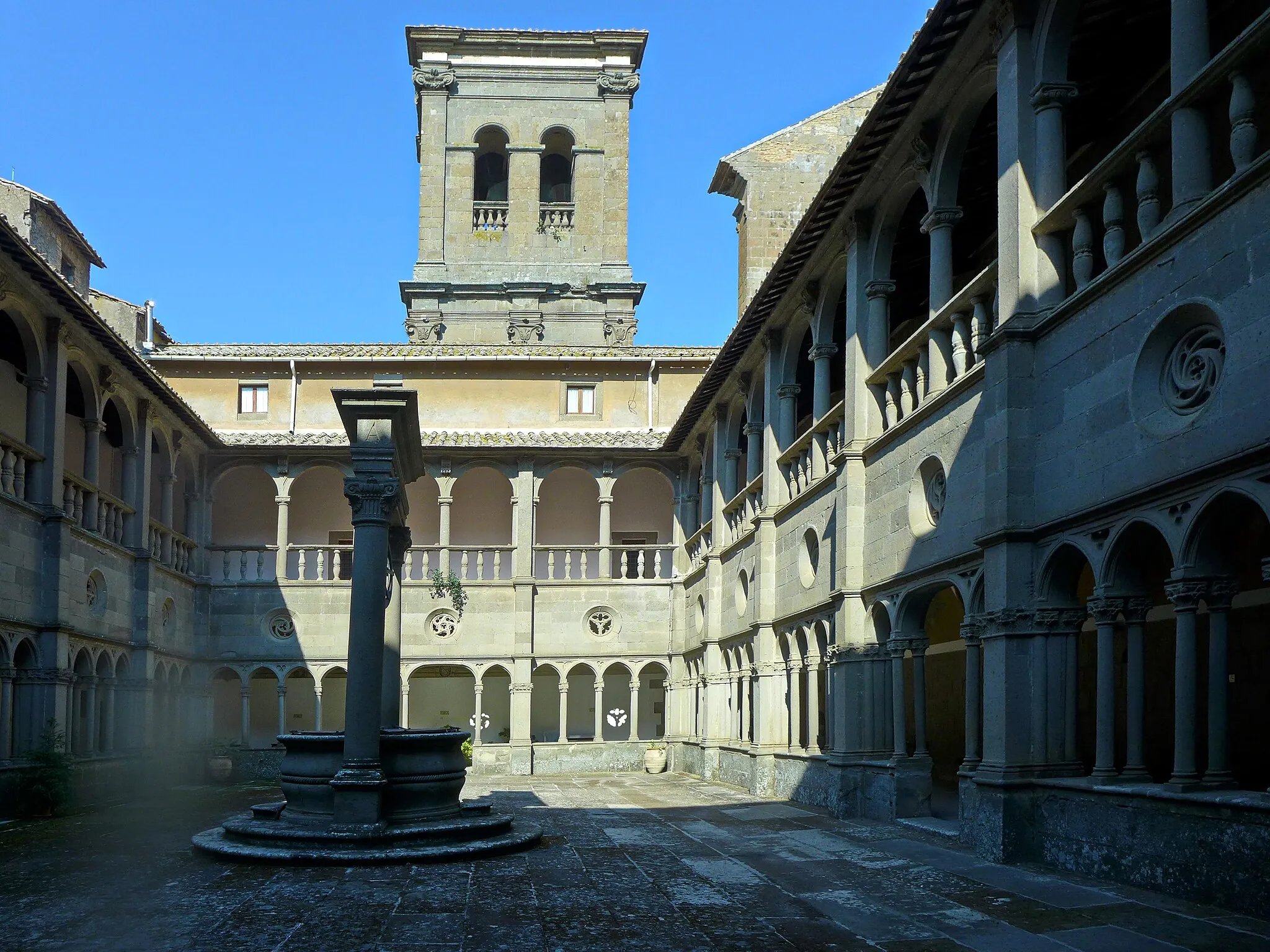 Photo showing: Santa Maria della Quercia (Viterbo), Cloister