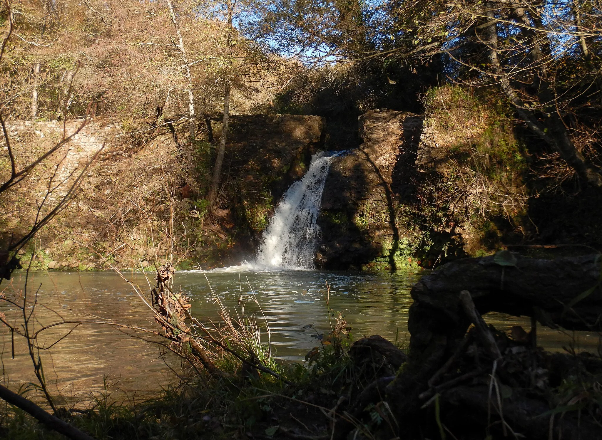 Photo showing: Mola di Oriolo (Q61867407)
Cascata del fiume Mignone alla Mola di Oriolo, in autunno