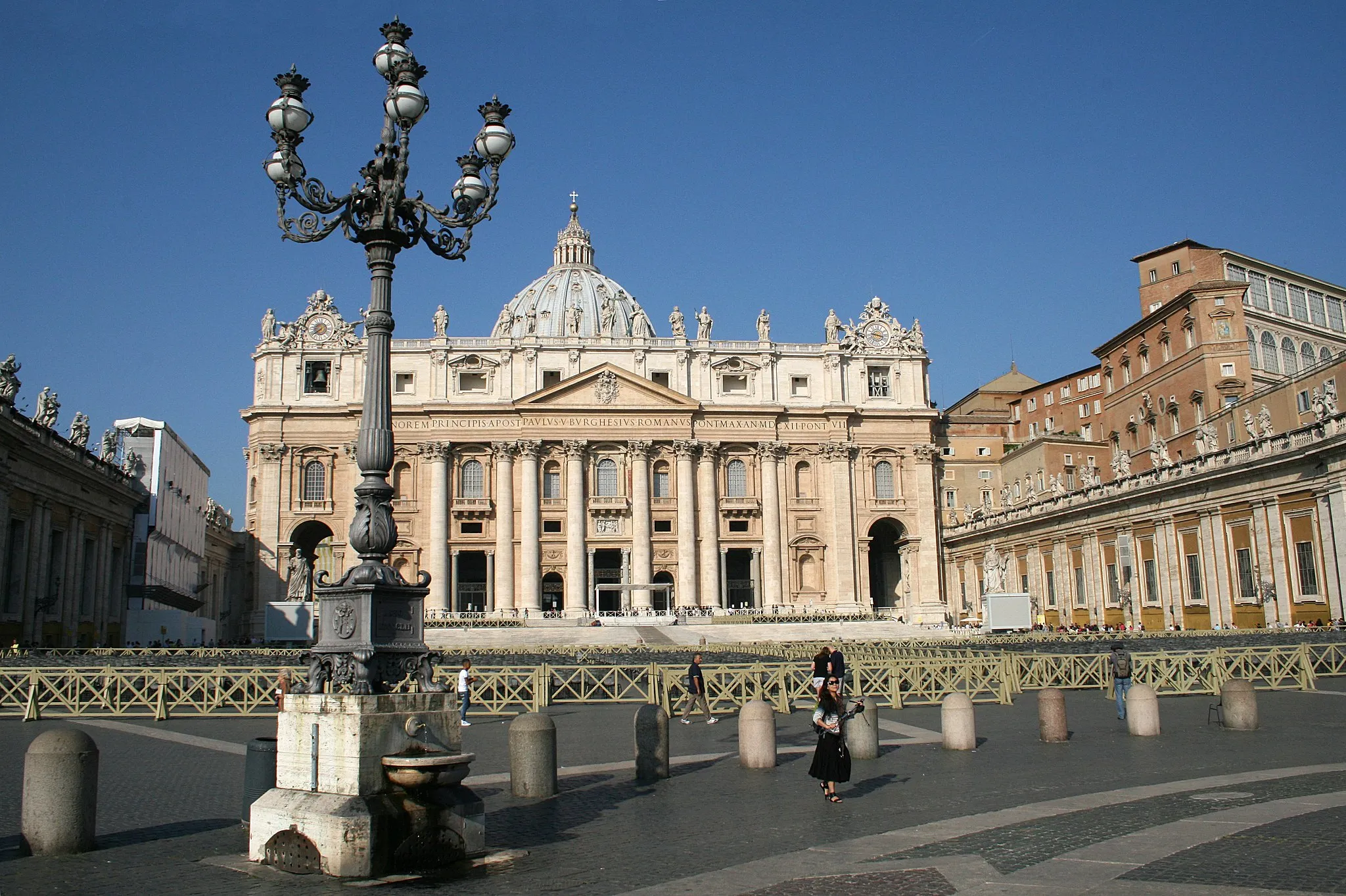 Photo showing: Façade of the St. Peter's Basilica in Vatican City.
