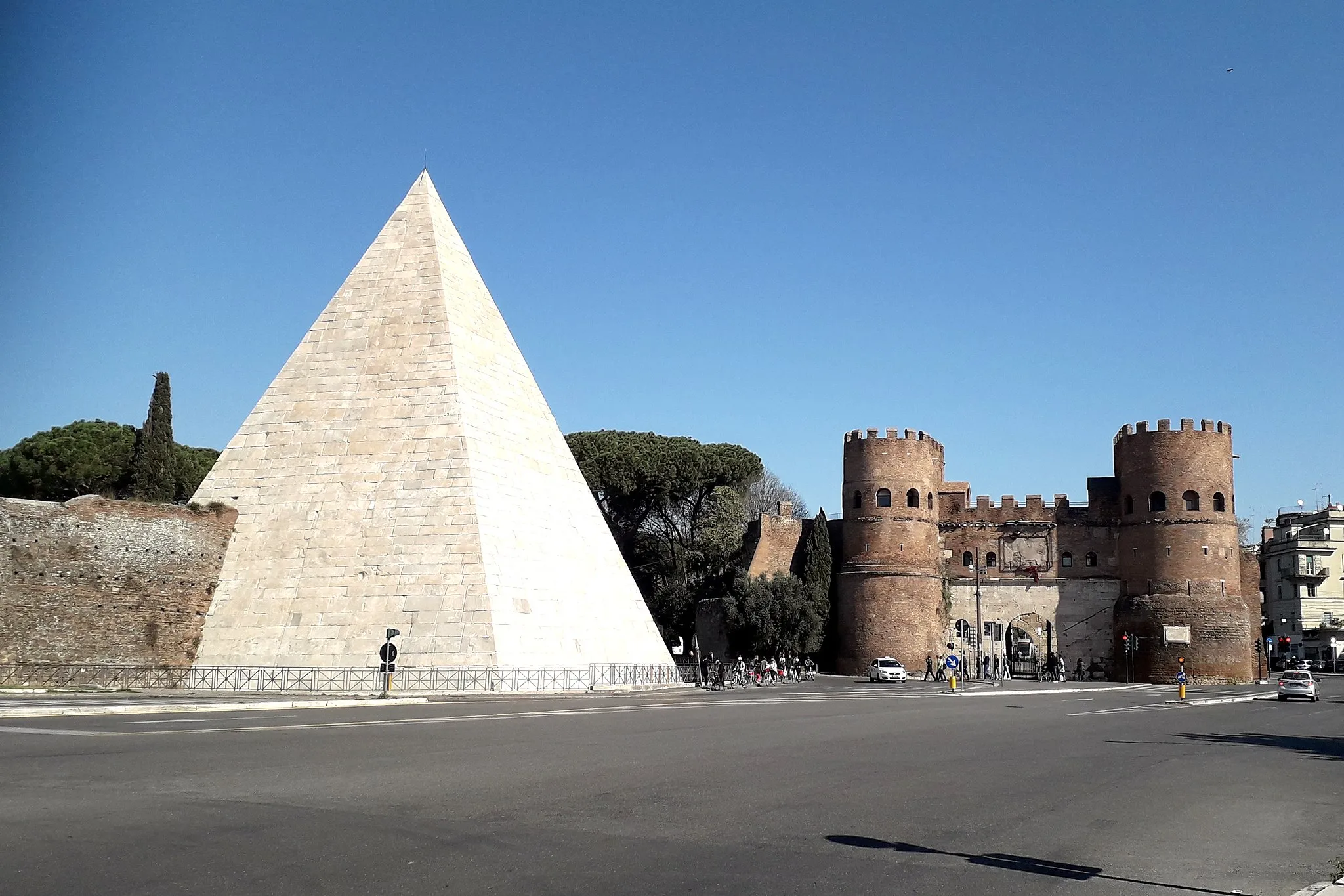 Photo showing: Rome, a view of Piazzale Ostiense with the Pyramid and Porta san Paolo