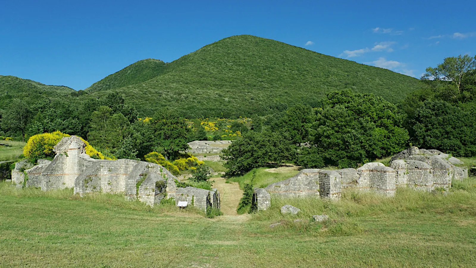 Photo showing: Amphitheatre, Carsulae