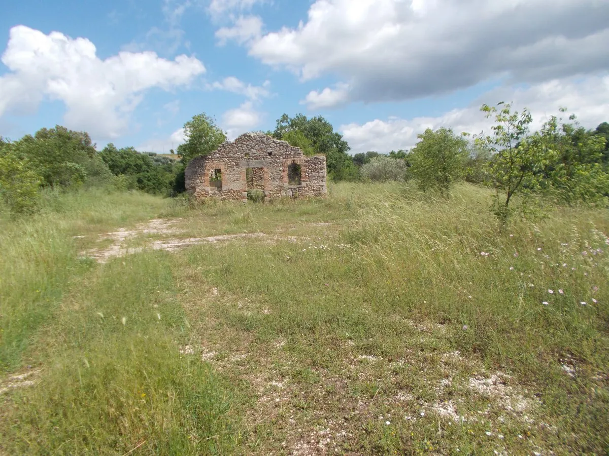 Photo showing: Rudere sulla rupe del Ponte Sfondato