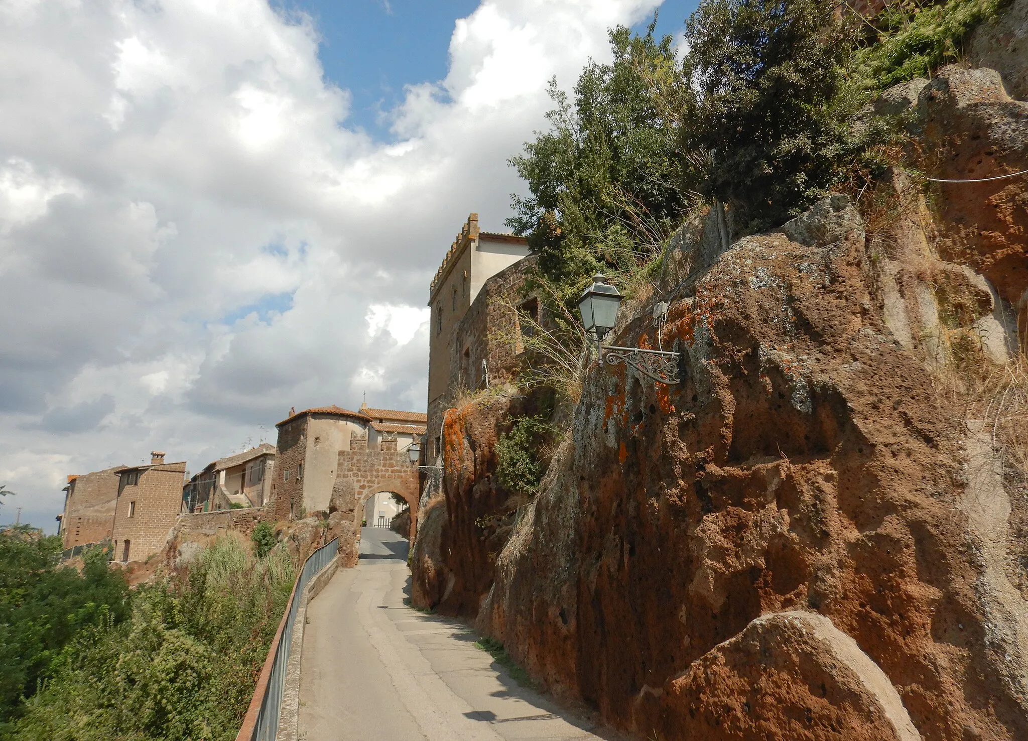 Photo showing: Ingresso al borgo di Civitella Cesi (circa 300 abitanti), frazione di Blera, Tuscia, Lazio