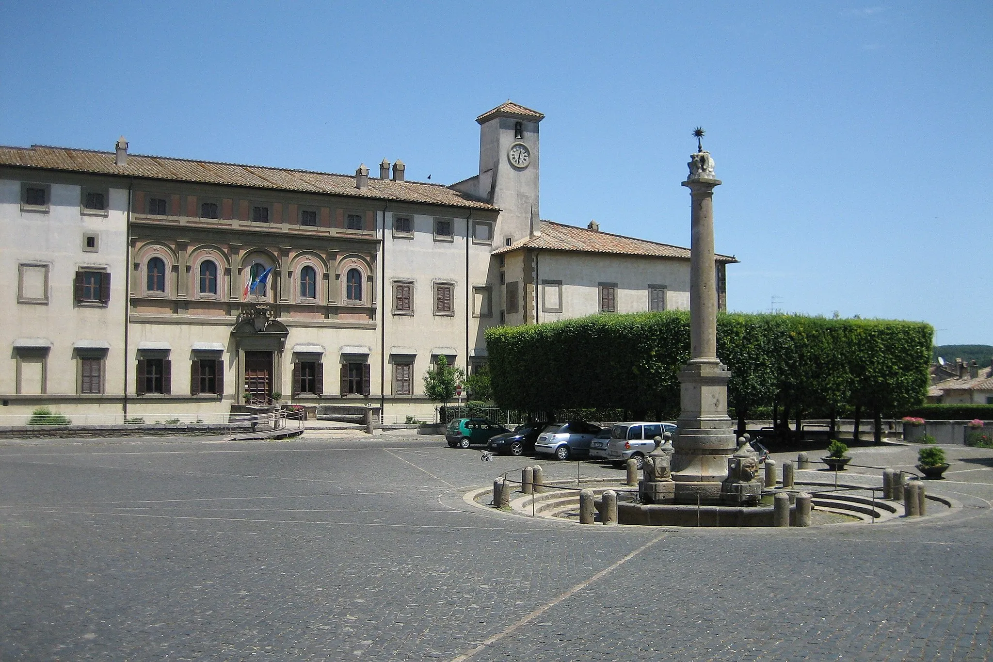 Photo showing: "Piazza Umberto I" with the "Palazzo Altieri" and the Fountain "Fontana delle Picche" in Oriolo Romano, Provincia di Viterbo, Italy