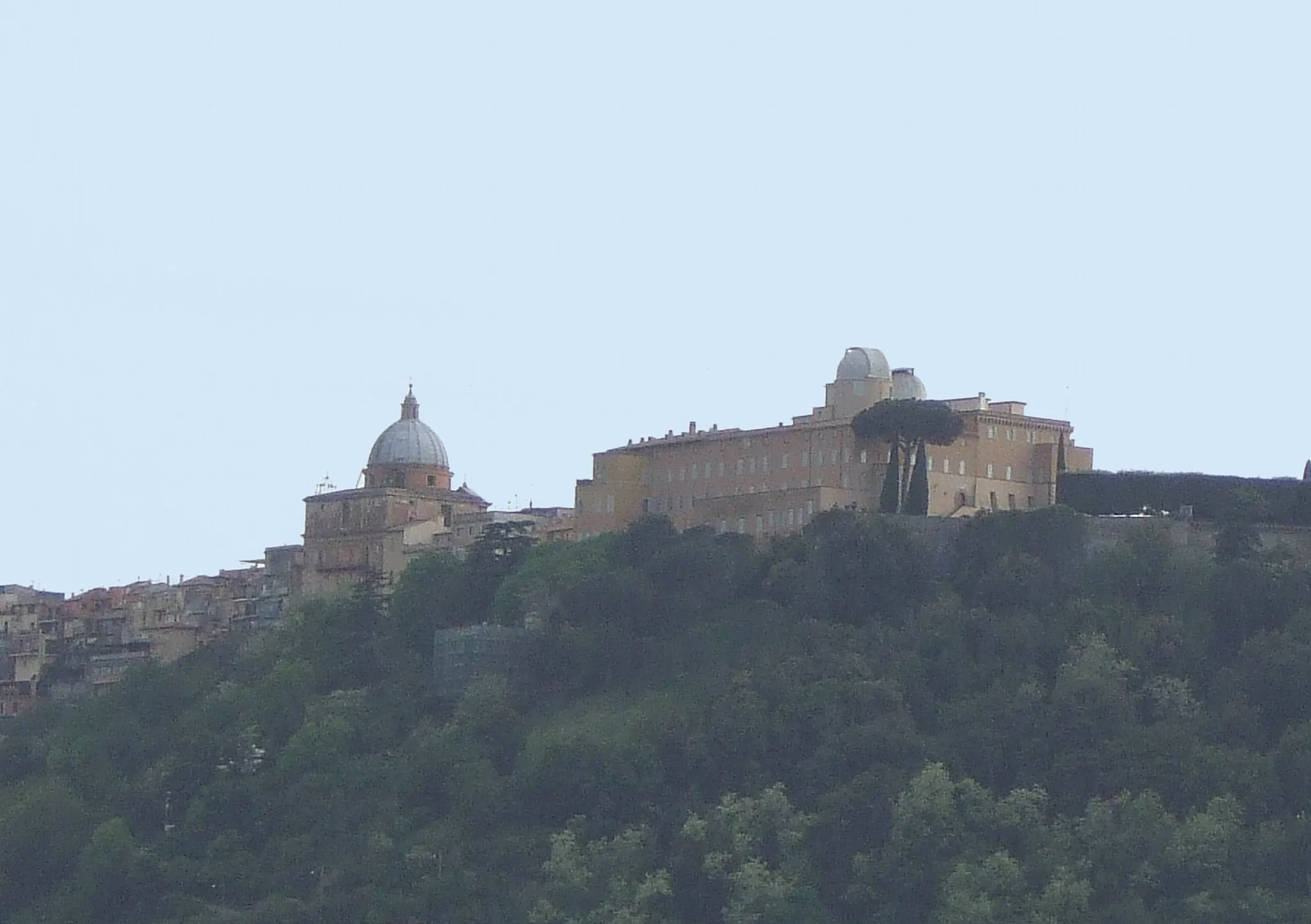 Photo showing: Castel Gandolfo, Pfarrkirche San Tommaso da Villanova (links) und Sommerresidenz des Papstes (rechts)