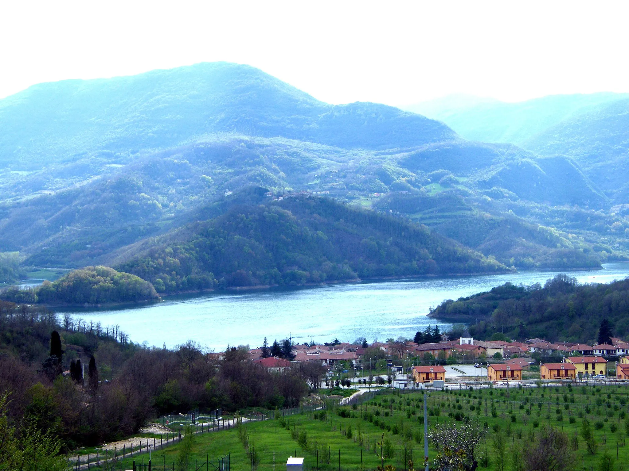 Photo showing: panoramica di Borgo San Pietro e del lago del Salto