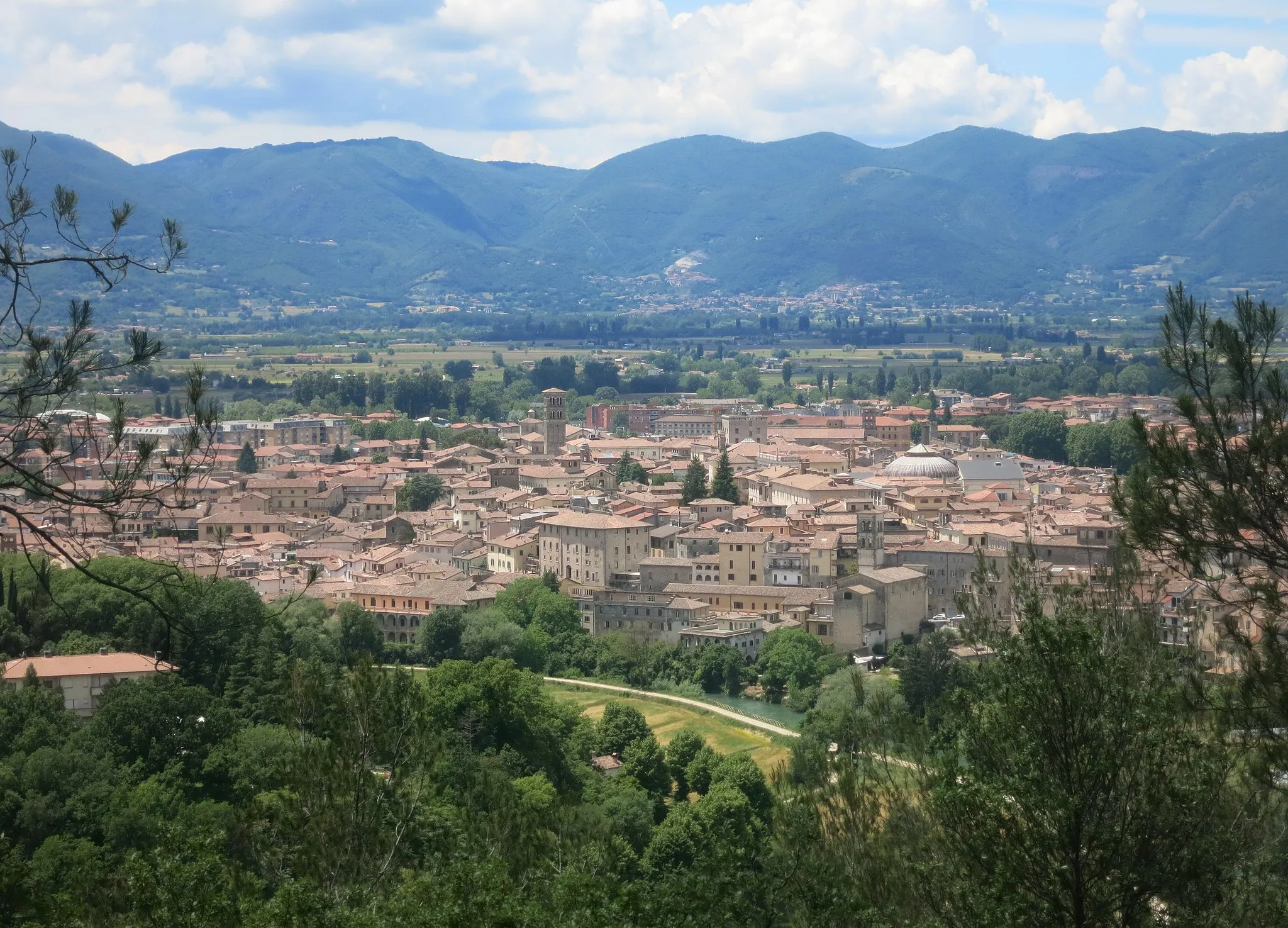 Photo showing: Cityscape of Rieti from San Mauro Hill - the city center (in the background, Città Giardino neighbourhood)
