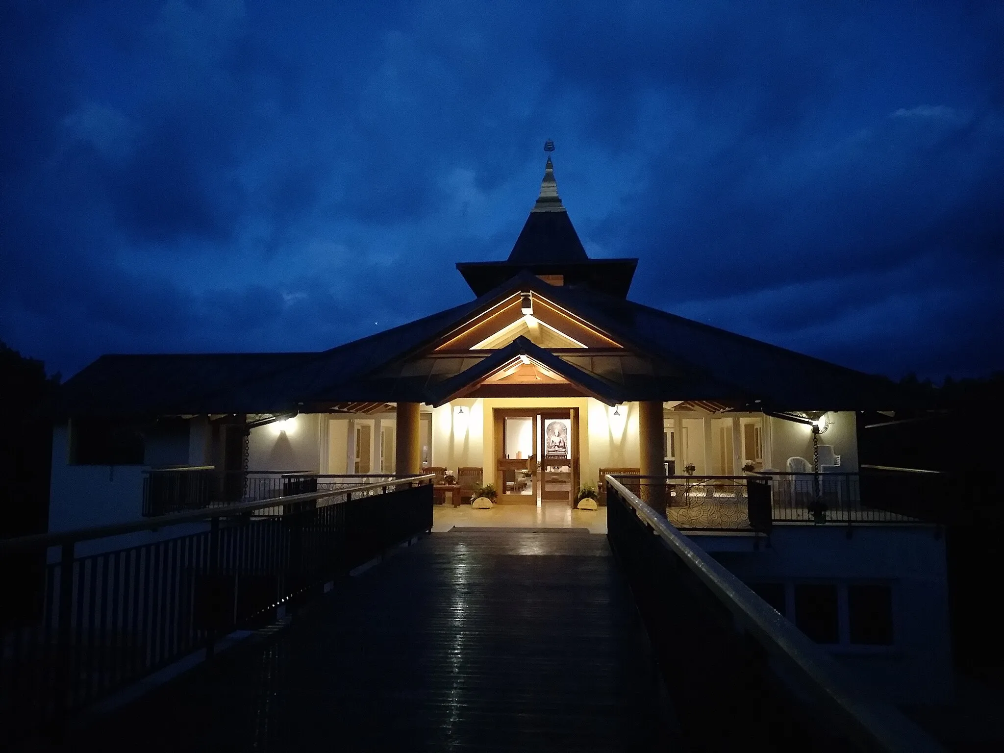 Photo showing: Tempio del monastero Santacittarama IT, vista alla puja del mattino da est. 27 ottobre 2018.