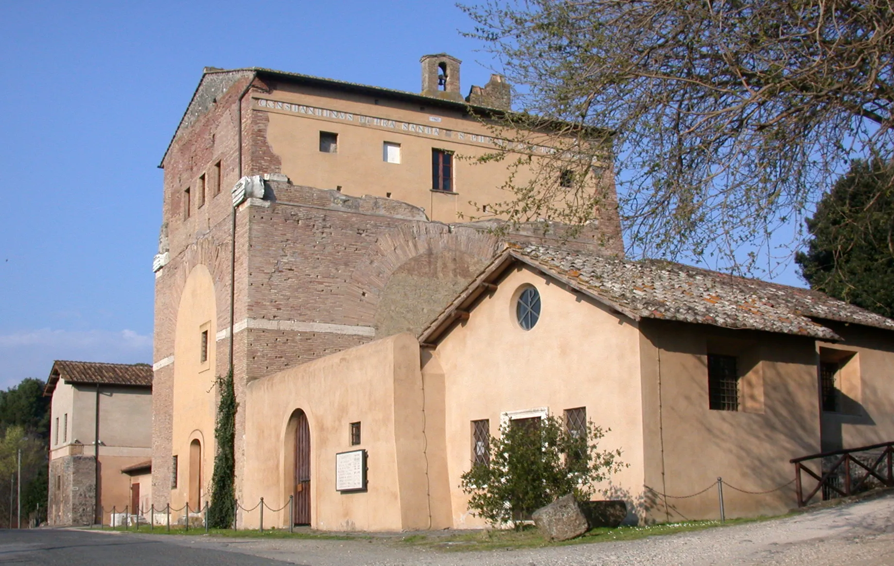 Photo showing: Italia, Regione Lazio, Provincia di Roma, via Flaminia, arco di Malborghetto e casale.