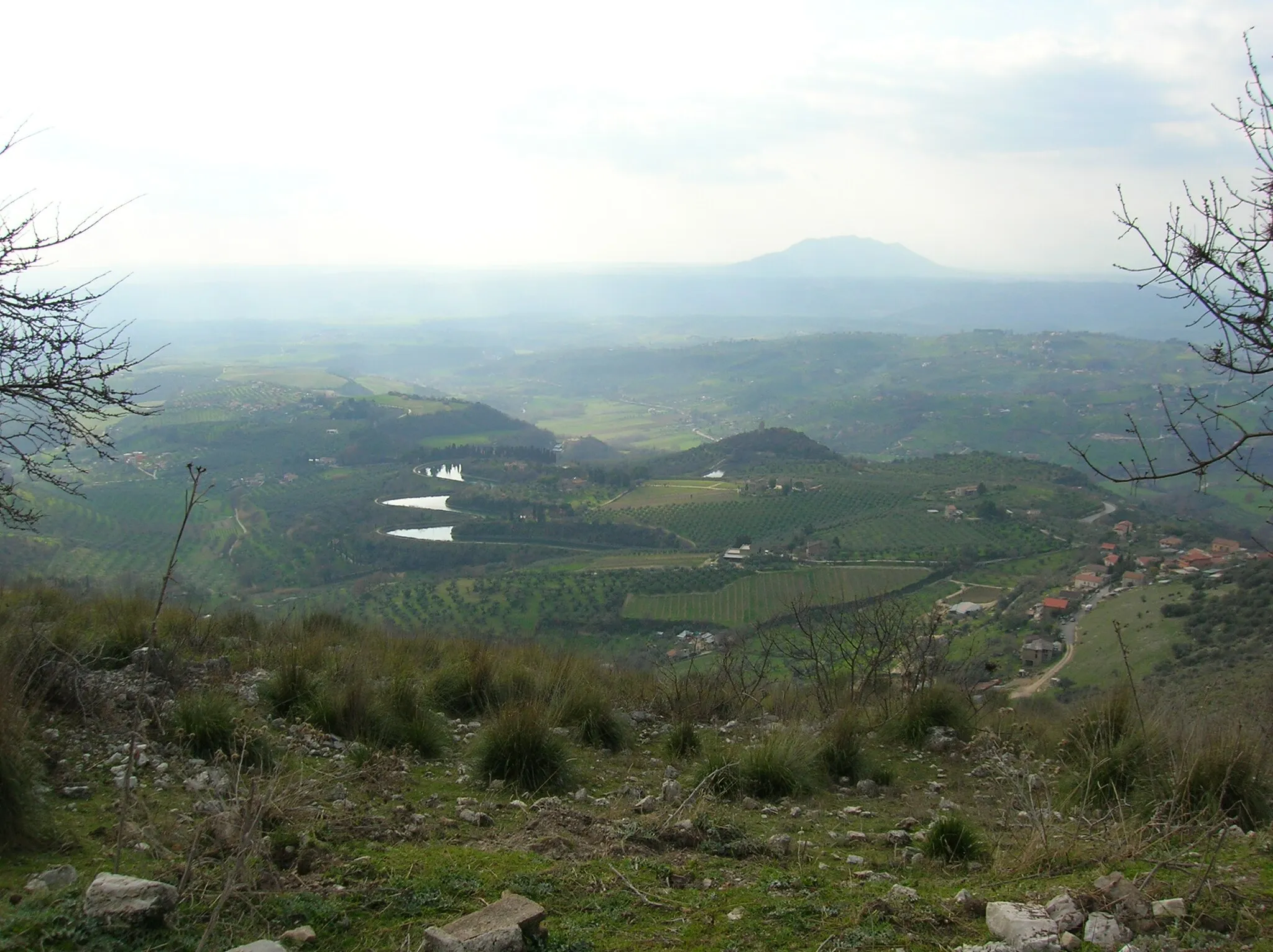 Photo showing: Panorama dai Ruderi di San Martino (Fara in Sabina); si distinguono le tre anse del bacino artificiale che alimenta la centrale idroelettrica vicino a Torre Baccelli