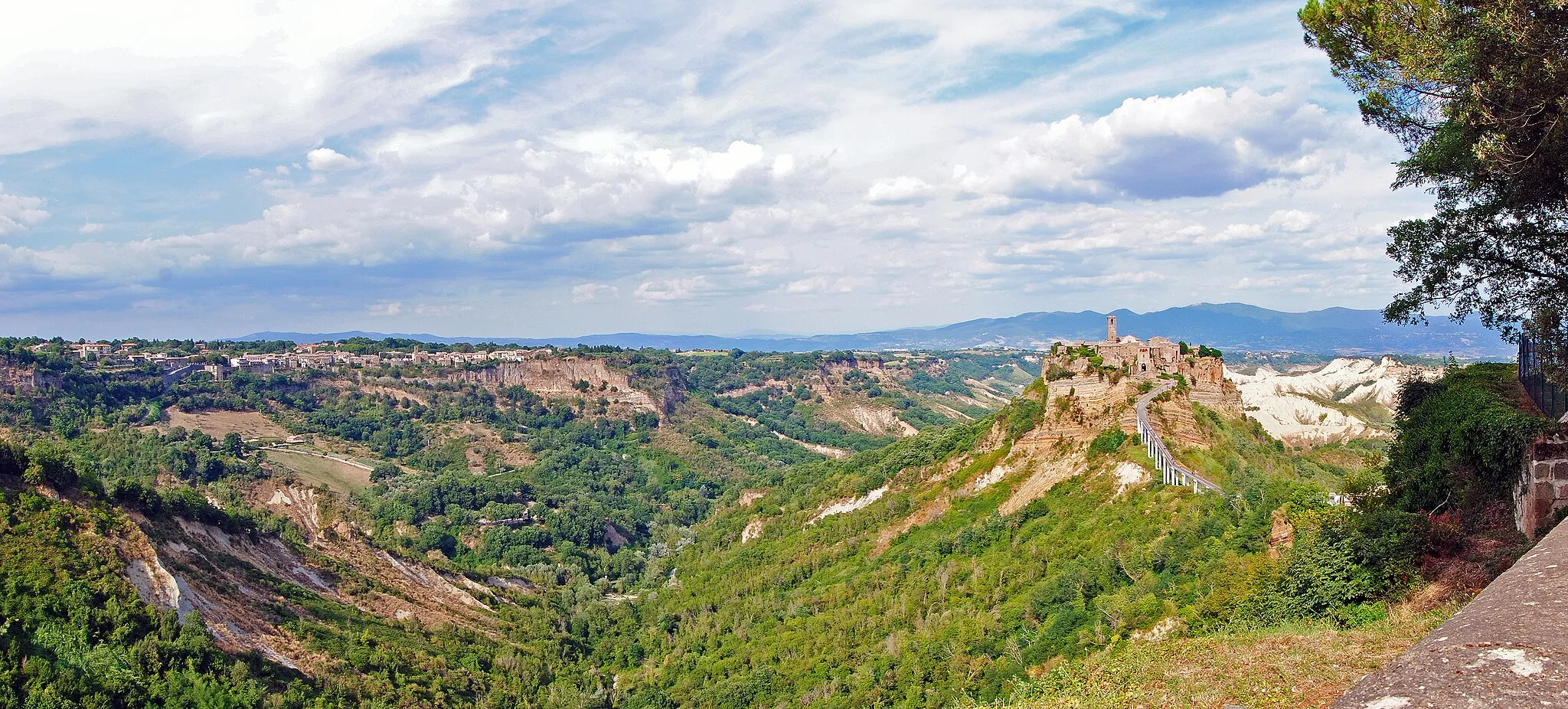 Photo showing: Panorama di Civita di Bagnoregio con vista della Valle dei Calanchi.