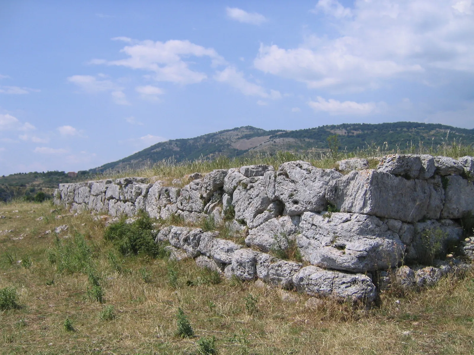 Photo showing: A polygonal masonry temple podium on the Minor Acropolis of ancient Norba.