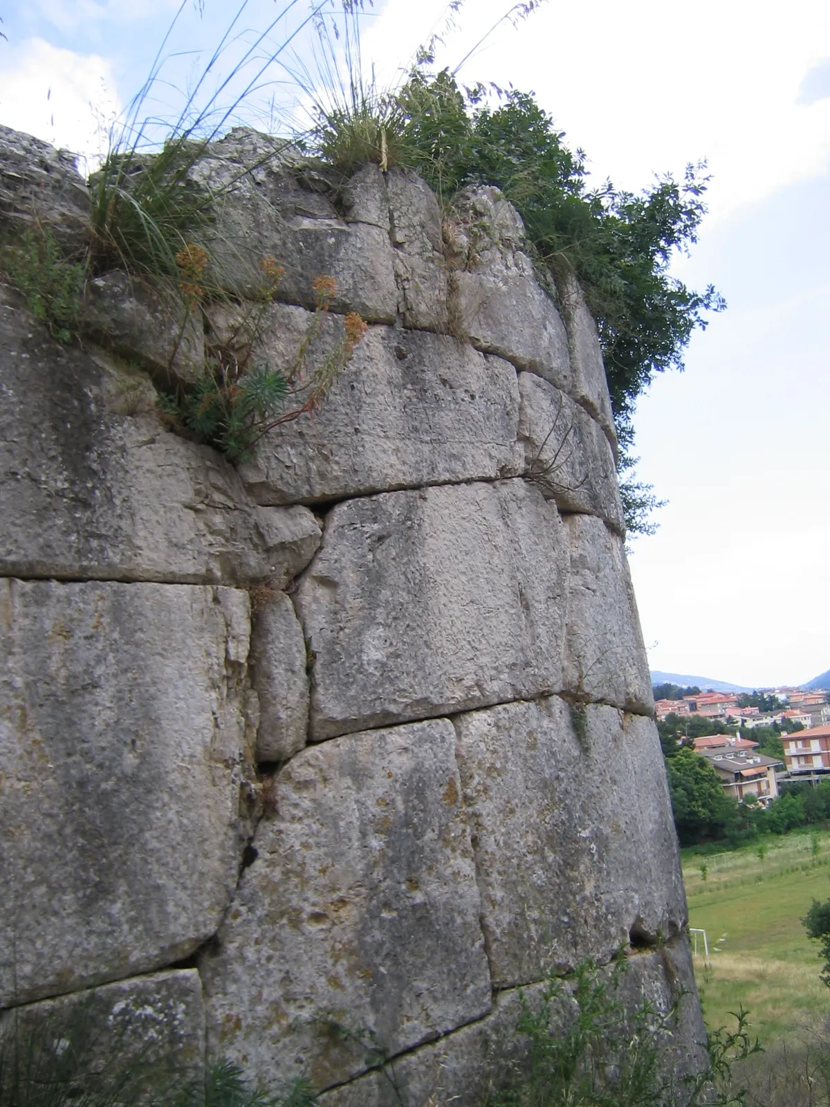 Photo showing: A detail of the polygonal masonry bastion flanking the Porta Maggiore.