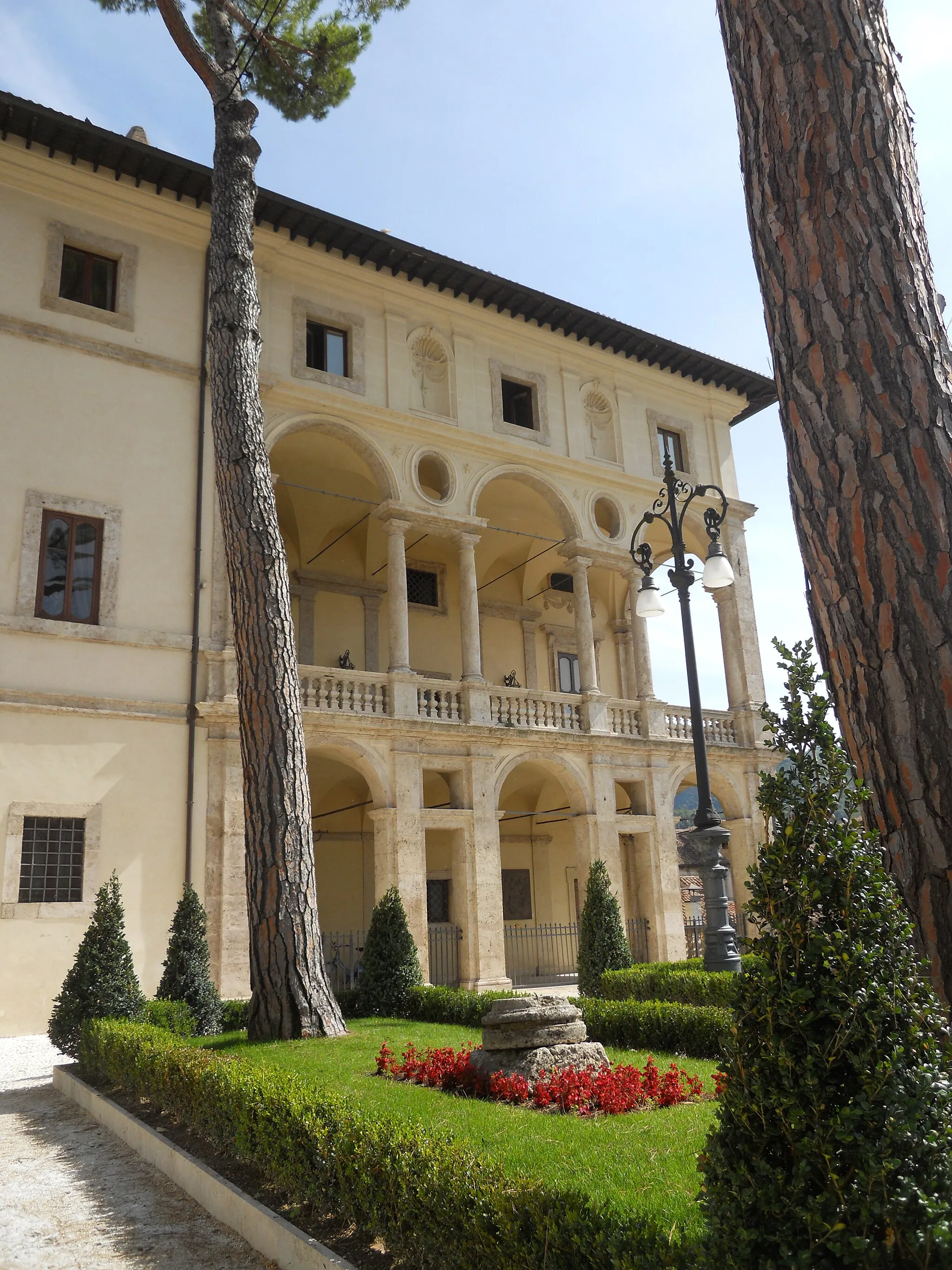 Photo showing: Vincentini palace gardens, with the so called Vignola's loggia - Rieti, Italy