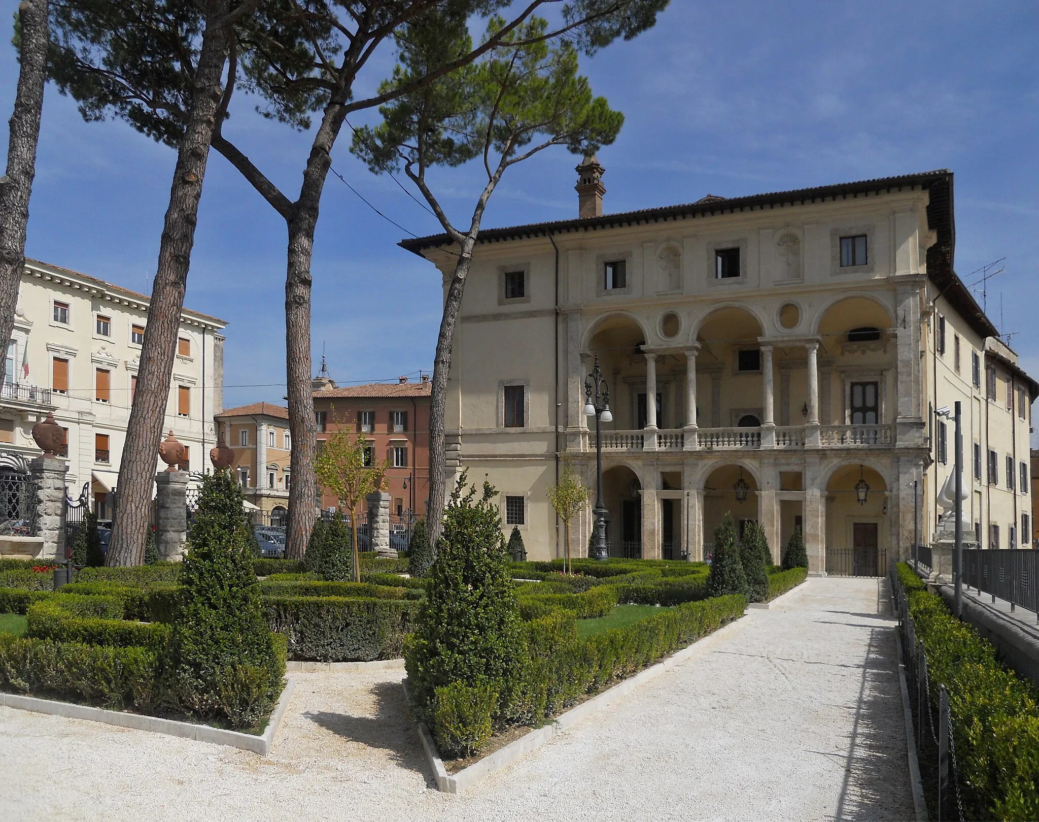 Photo showing: Vincentini palace gardens, with the so called Vignola's loggia - Rieti, Italy