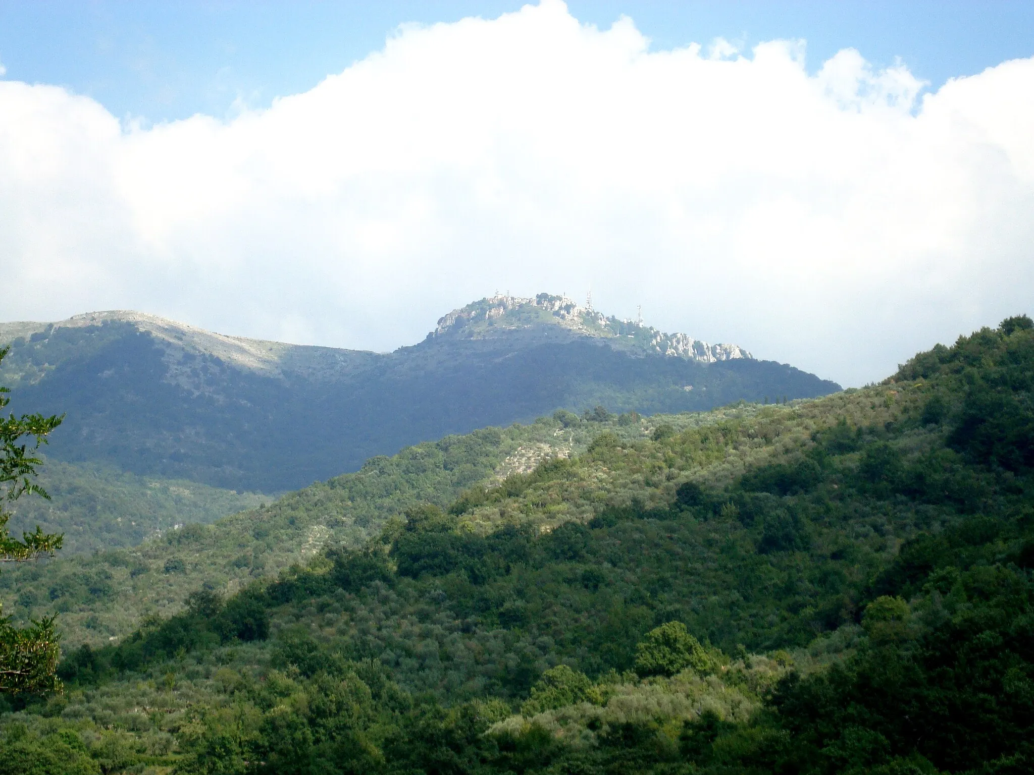 Photo showing: View of the Monte Guadagnolo (1218 m) from San Gregorio da Sassola.