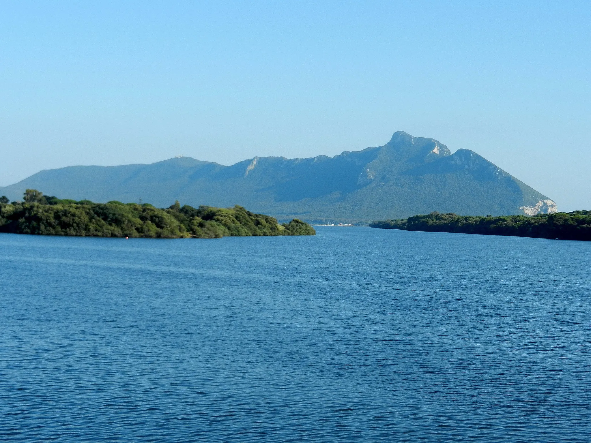 Photo showing: Lago di Sabaudia con veduta del monte Circeo