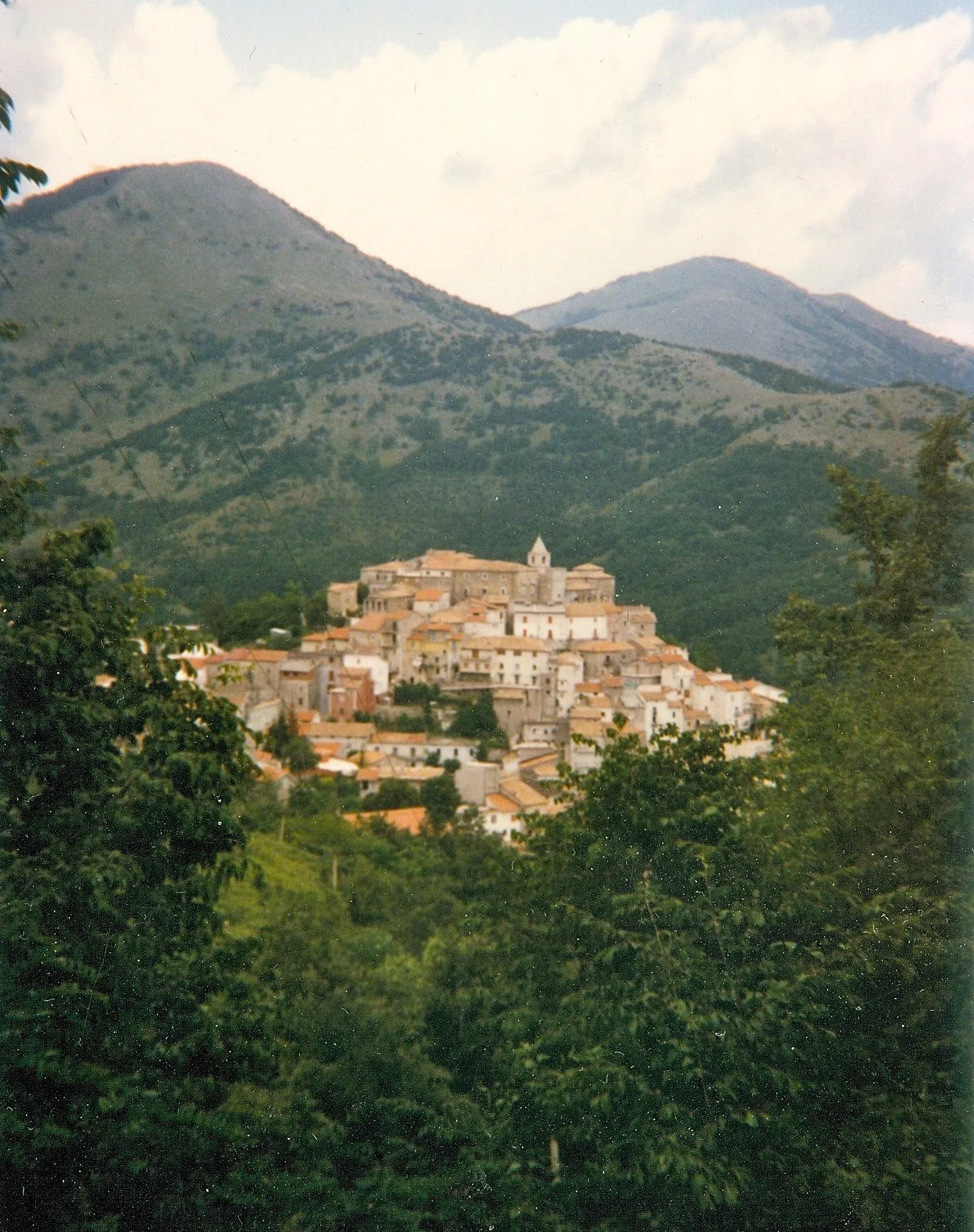 Photo showing: Panorama estivo di Acquafondata, foto degli anni 80