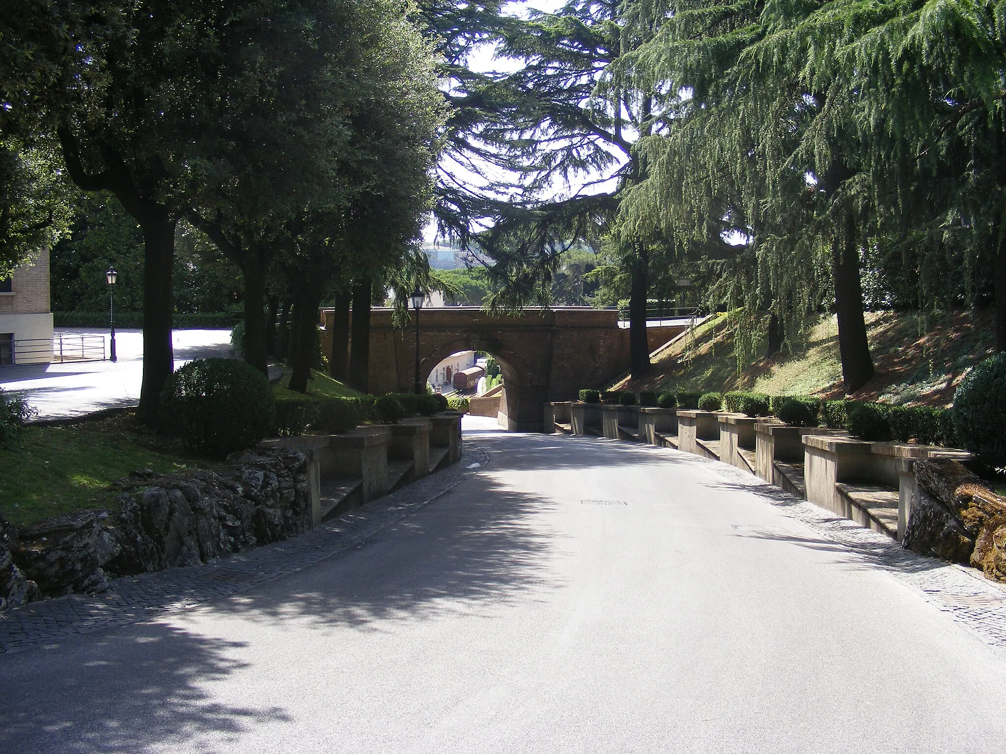 Photo showing: Via del Seminario Etiopico in the Vatican Gardens (Giardini Vaticani) with a bridge, view towards the train station. At the left, you can see a small portion of the Seminario Etiopico.