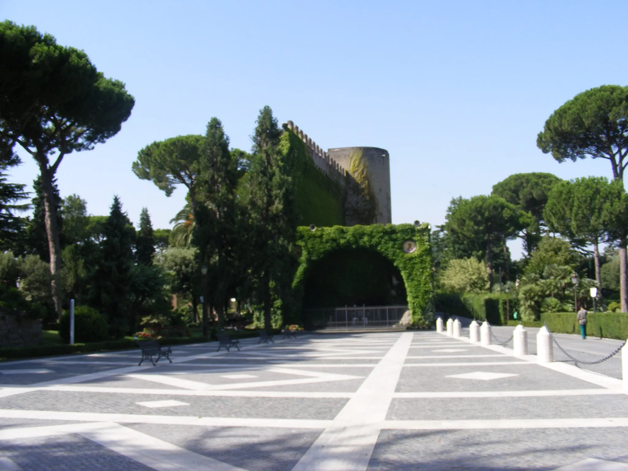 Photo showing: Vatican Gardens (Giardini Vaticani) looking towards the Lourdes cave replica.