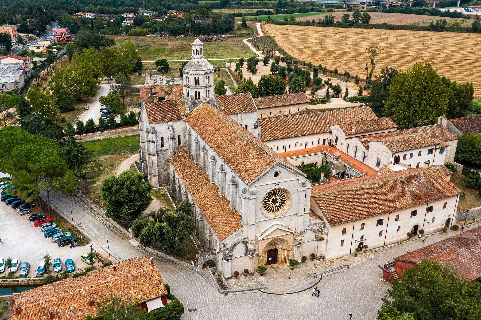 Photo showing: Vista del complesso abbaziale di Fossanova dall'alto