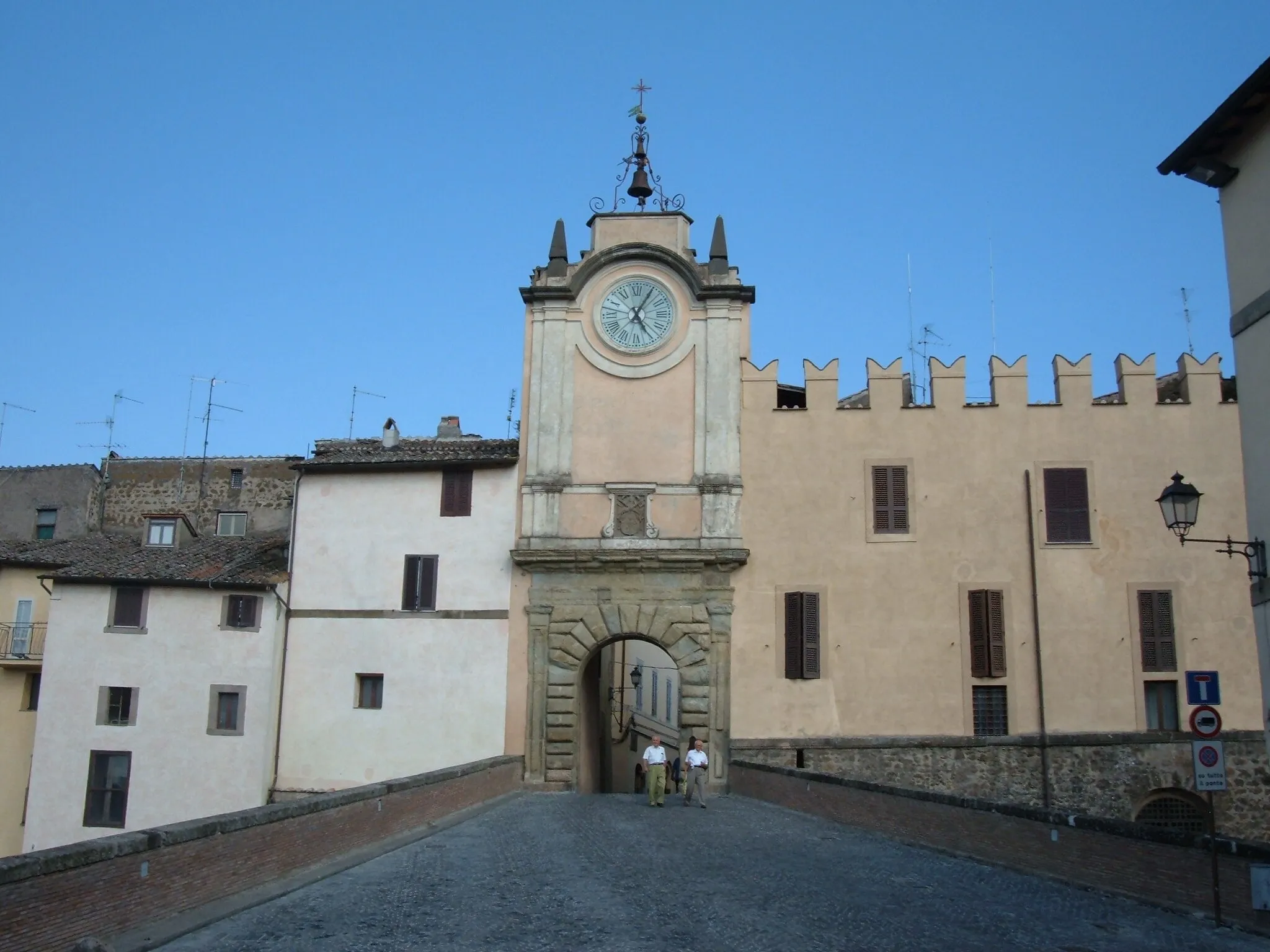 Photo showing: Capranica_-_Castello_degli_Anguillara_e_Torre_Orologio