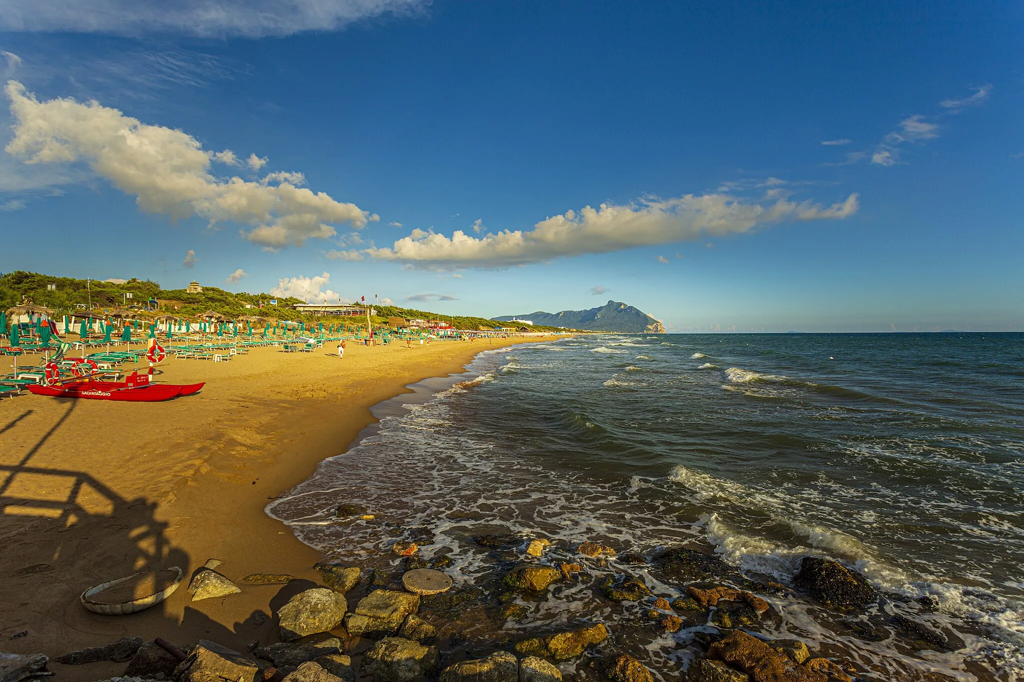 Photo showing: Litorale di Sabaudia con monte Circeo sullo sfondo, in evidenza il mare, la sabbia del e la montagna a delineare il piccolo golfo.