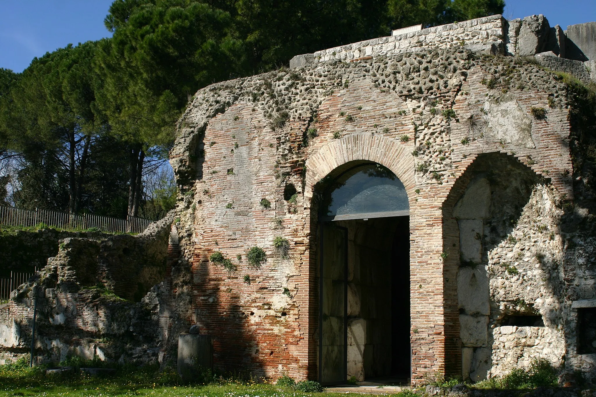 Photo showing: Mausoleo di Ummidia Quadratilla della città di Casinum (metà del I secolo d. C.)