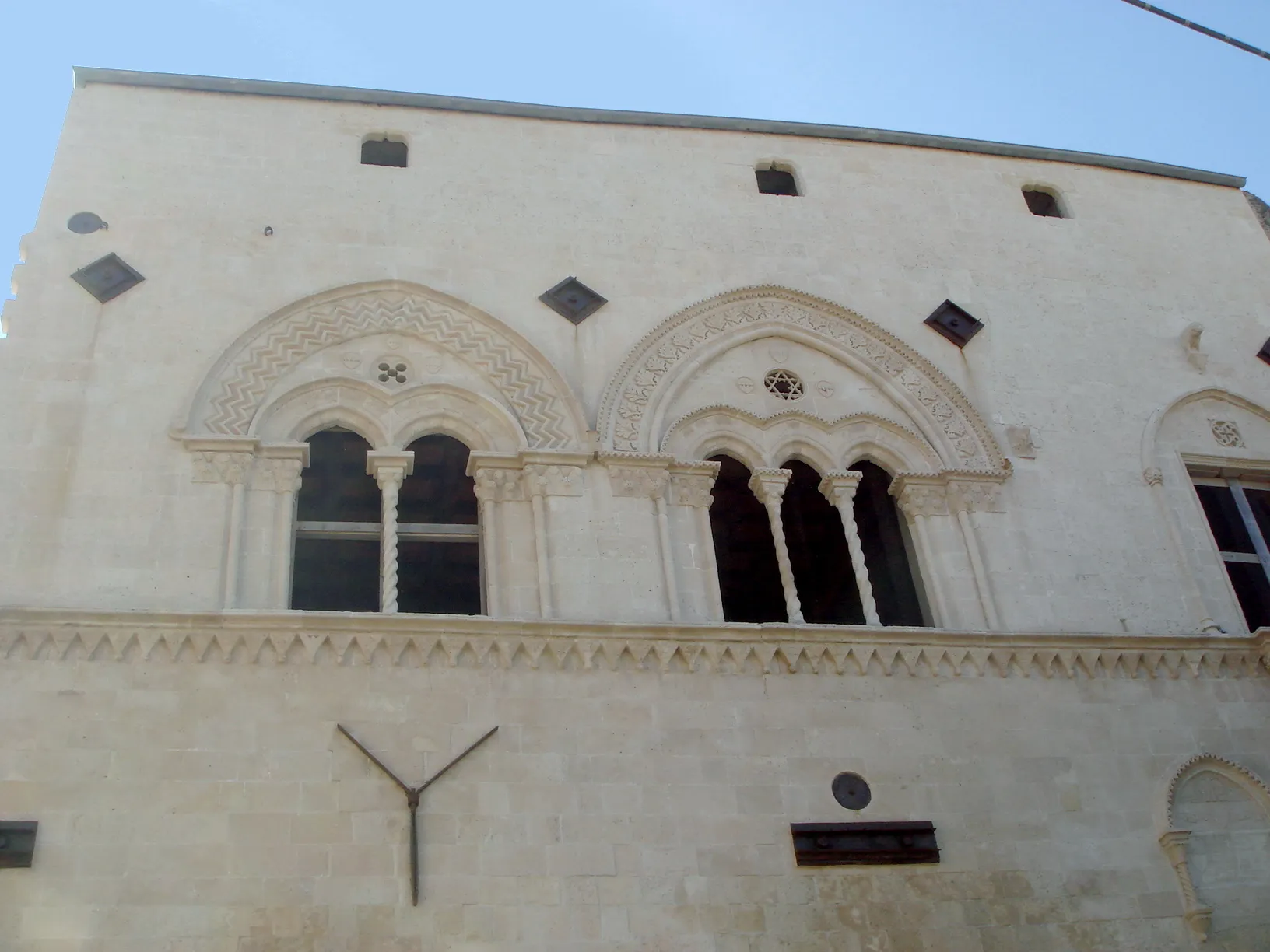 Photo showing: A detail from Palazzo Mergulese-Montalto in Syracuse, Italy, built in 1397 for nobleman Macciotta Mergulese. Picture by Giovanni Dall'Orto, October 15, 2008.