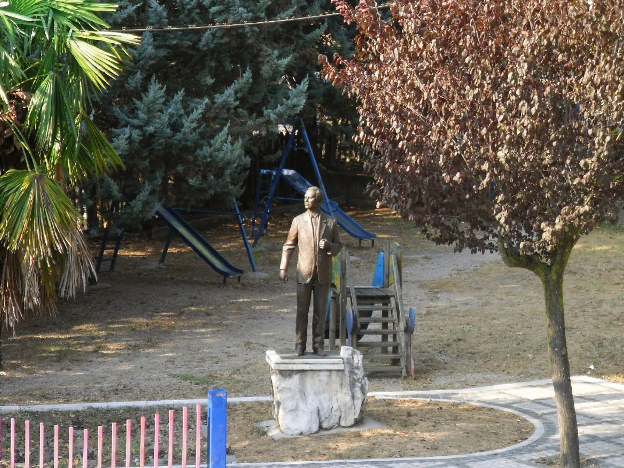 Photo showing: Monumento al viaggiatore nei pressi della Stazione