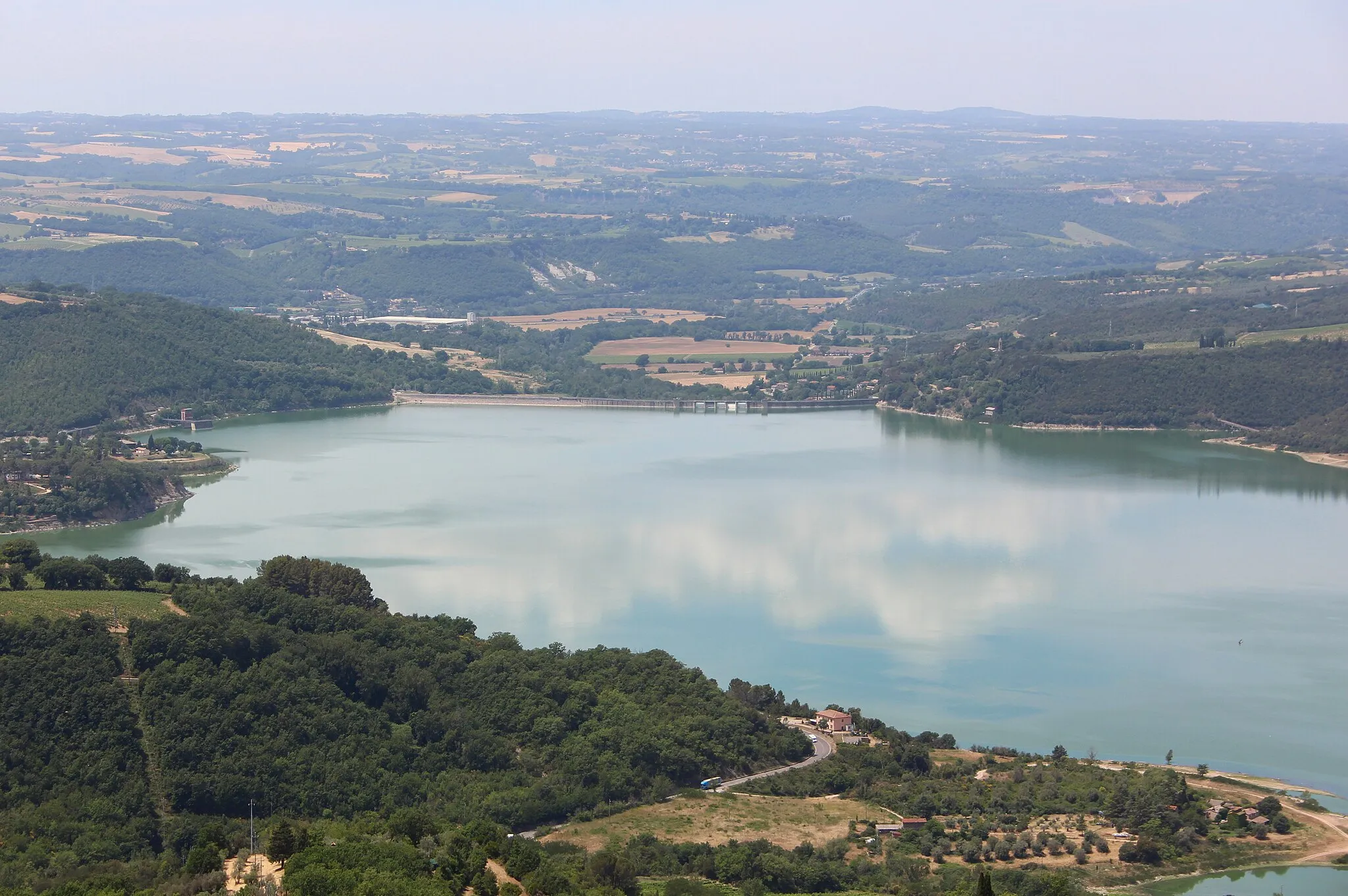 Photo showing: Lake of Corbara seen from Civitella del Lago, hamlet of Baschi, Province of Terni, Umbria, Italy