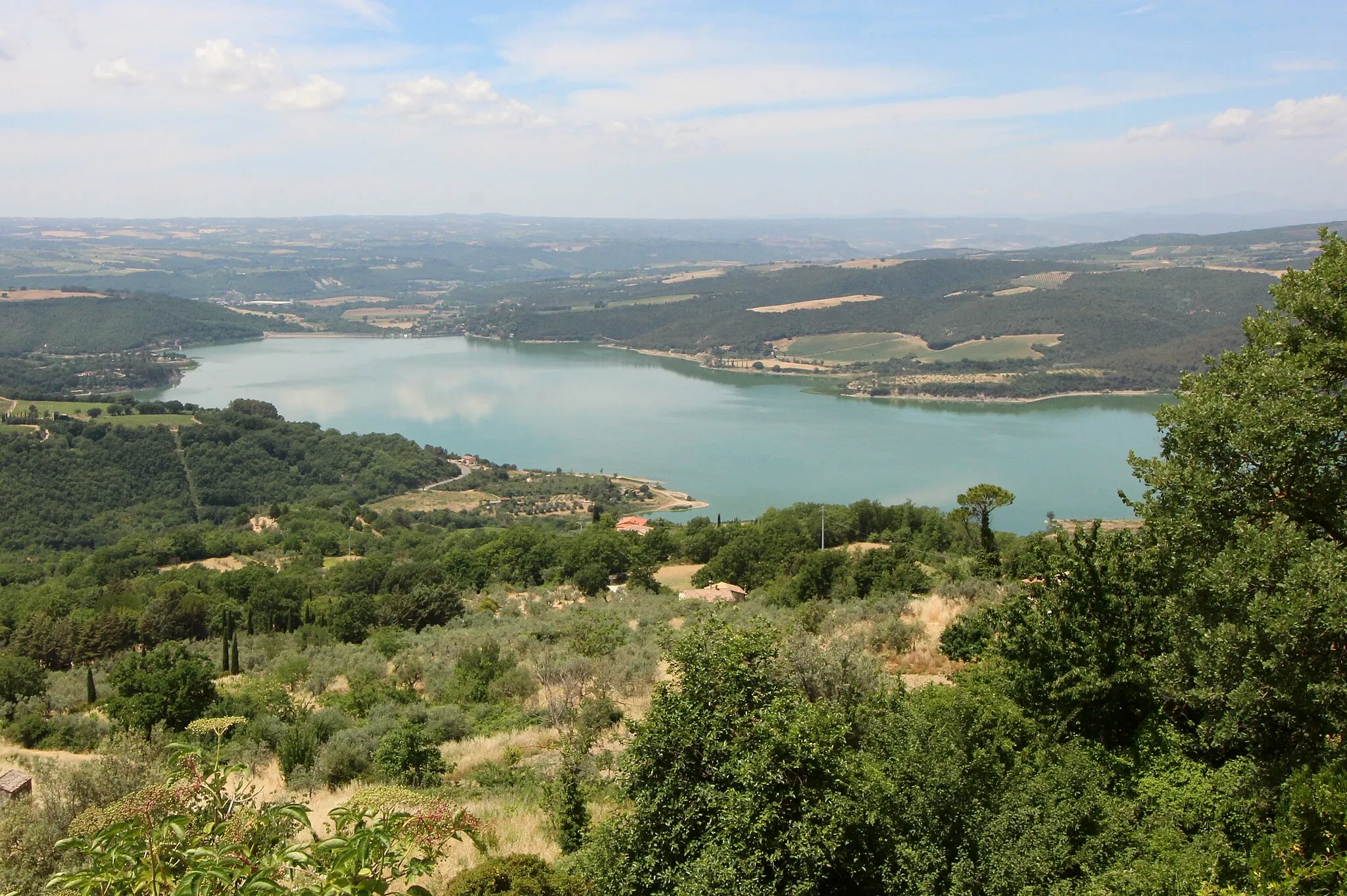 Photo showing: Lake of Corbara seen from Civitella del Lago, hamlet of Baschi, Province of Terni, Umbria, Italy