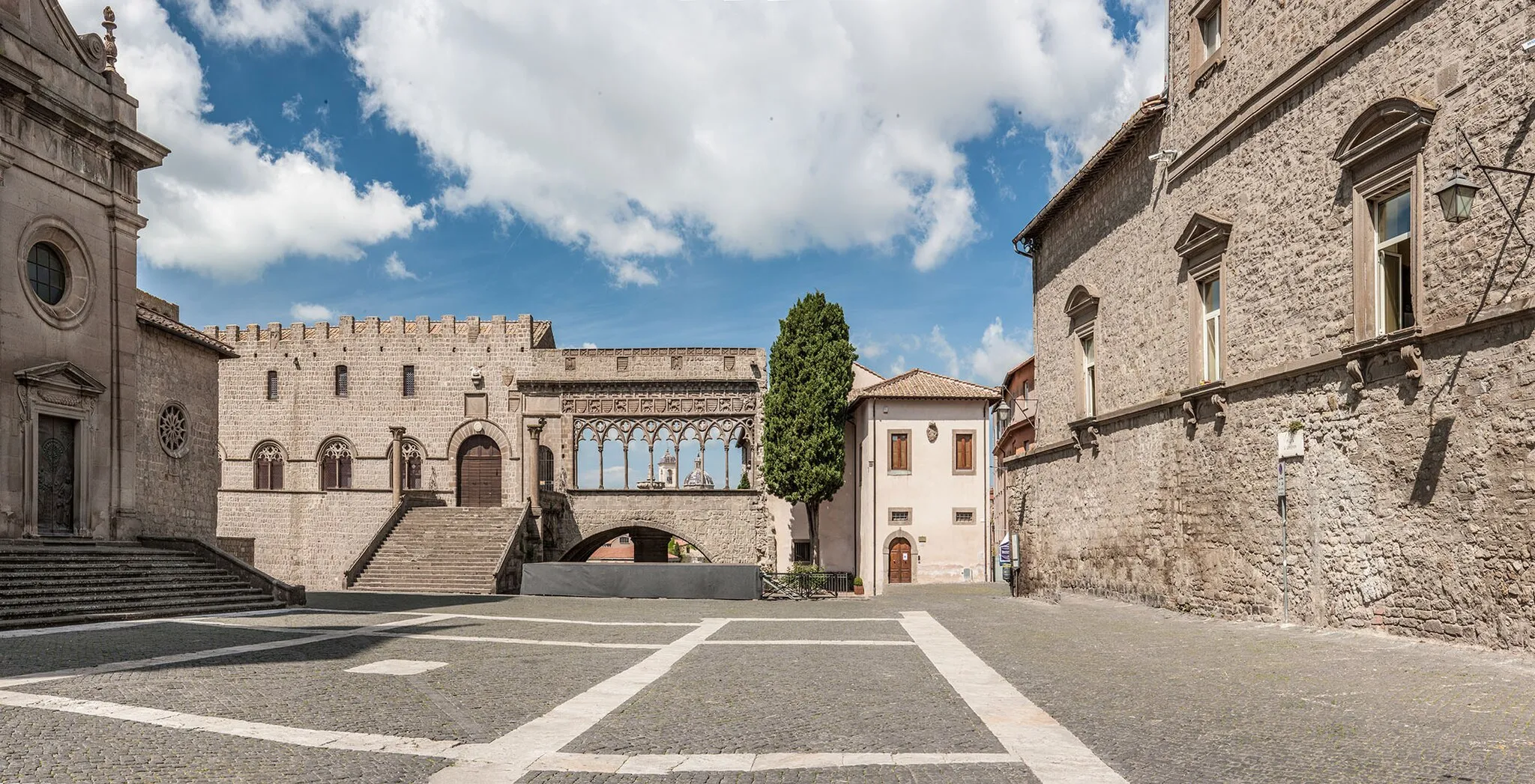 Photo showing: Loggia del Palazzo dei Papi (dalla Piazza di San Lorenzo)