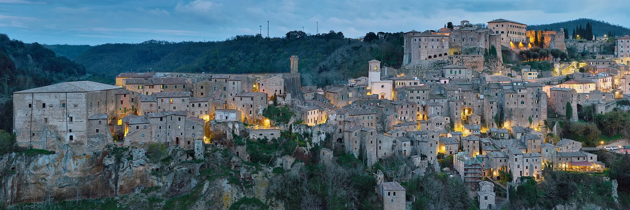 Photo showing: View towards Sorano - taken from San Rocco viewpoint (W of Sorano) during blue hour