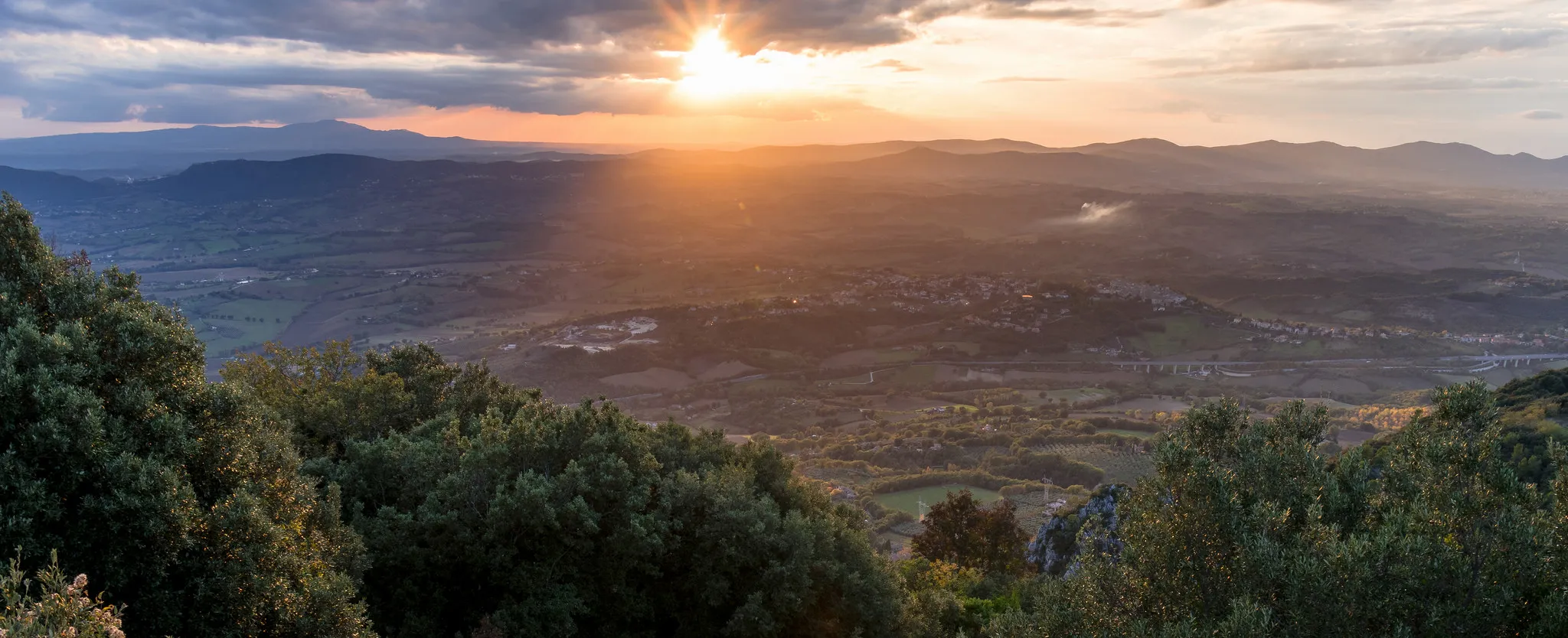 Photo showing: Il piccolo paese di Sangemini visto dalla montagna di Torre Maggiore (o Sant'Erasmo).