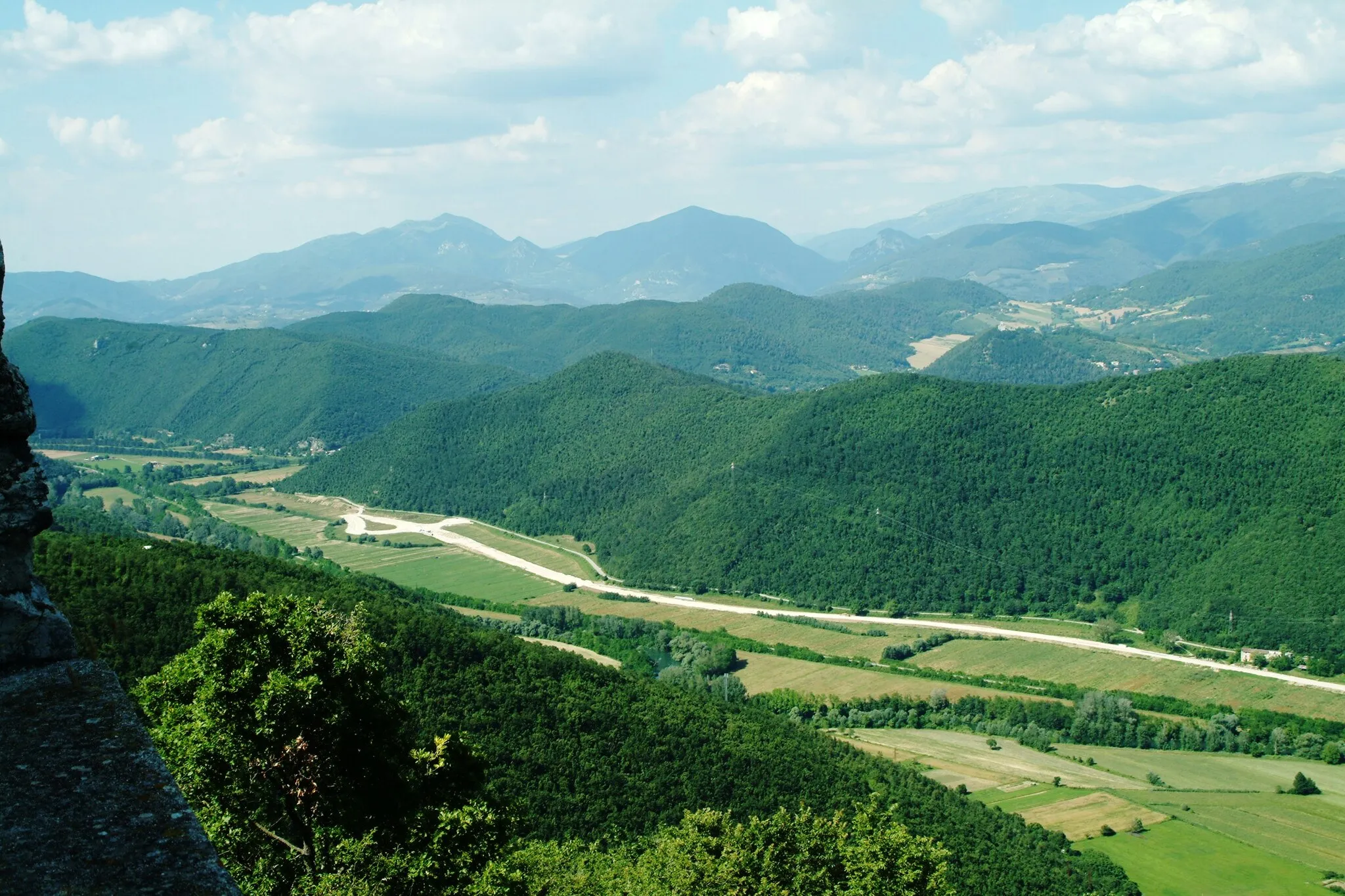 Photo showing: Velino river's valley near the village of Piè di Moggio (province of Rieti, Italy), shortly before the Marmore Falls and the border with province of Terni (Umbria). It is possible to see road works for the construction of the Rieti-Terni highway, with the sediment still to be paved and the unborn Marmore-Piediluco interchange.