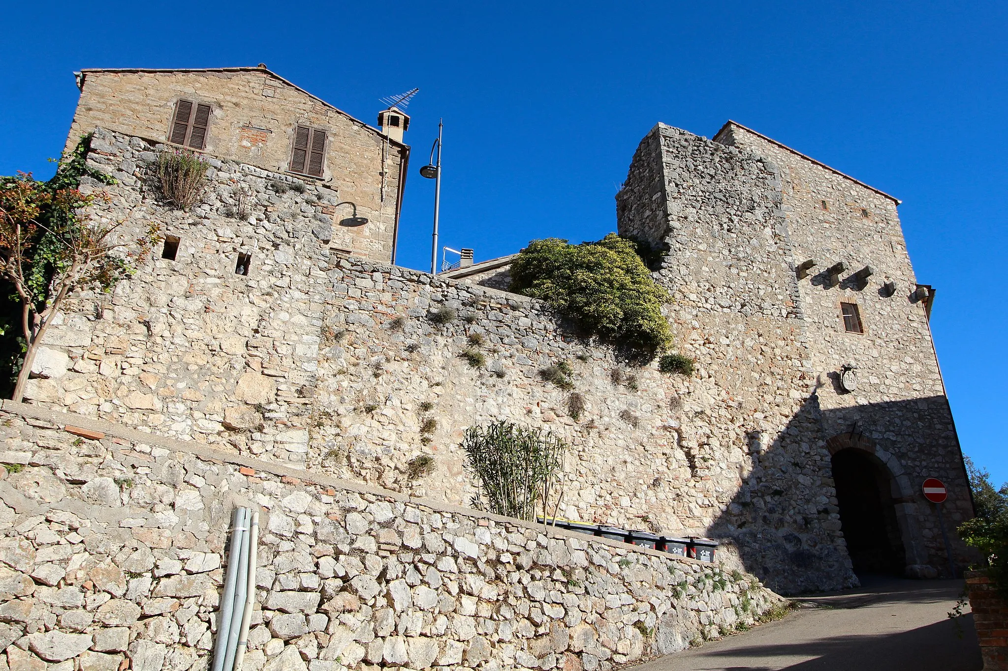 Photo showing: City gate of the defensive walls of Porchiano del Monte, hamlet of Amelia, Province of Terni, Umbria, Italy
