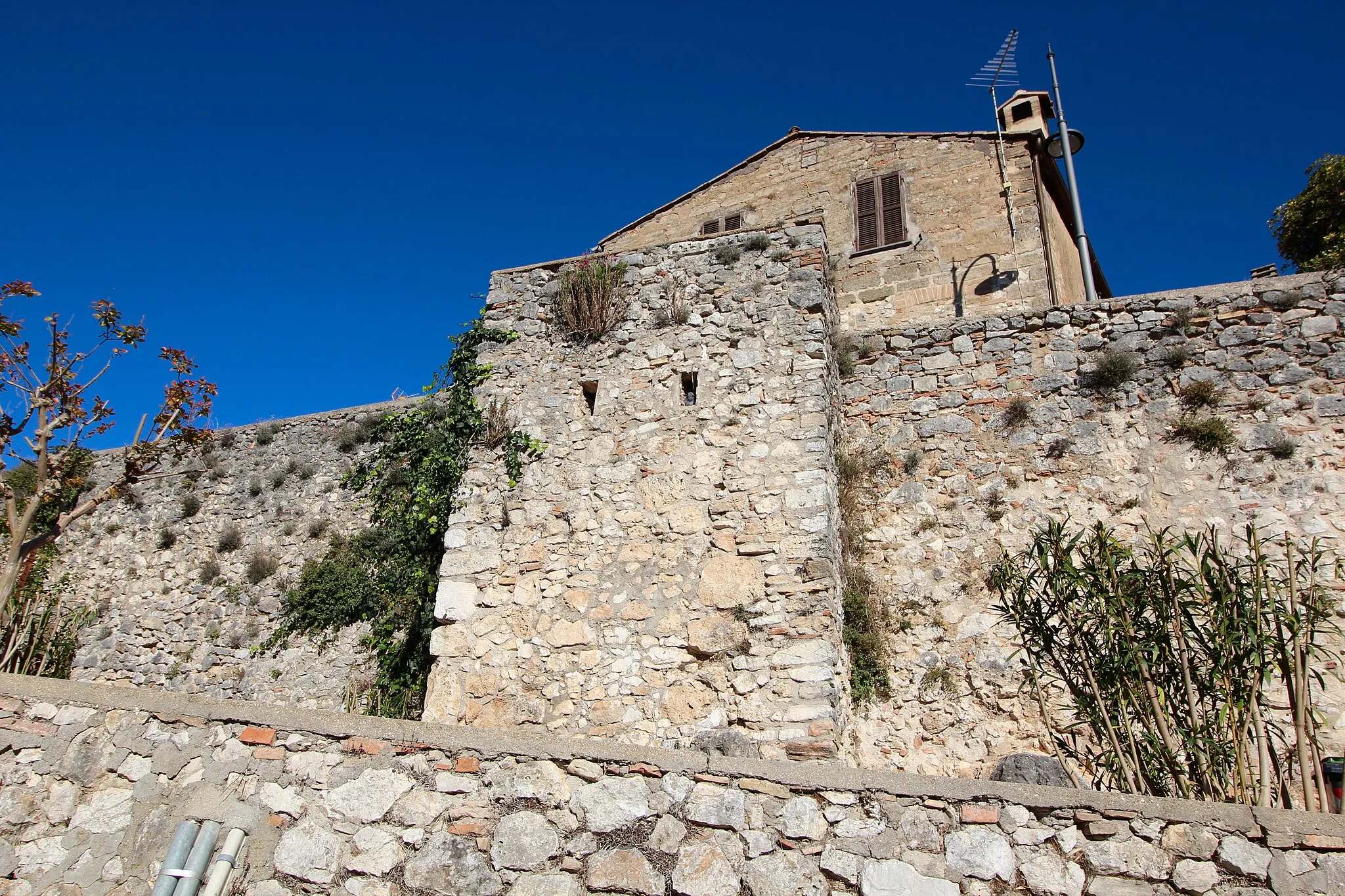 Photo showing: Defensive walls of Porchiano del Monte, hamlet of Amelia, Province of Terni, Umbria, Italy