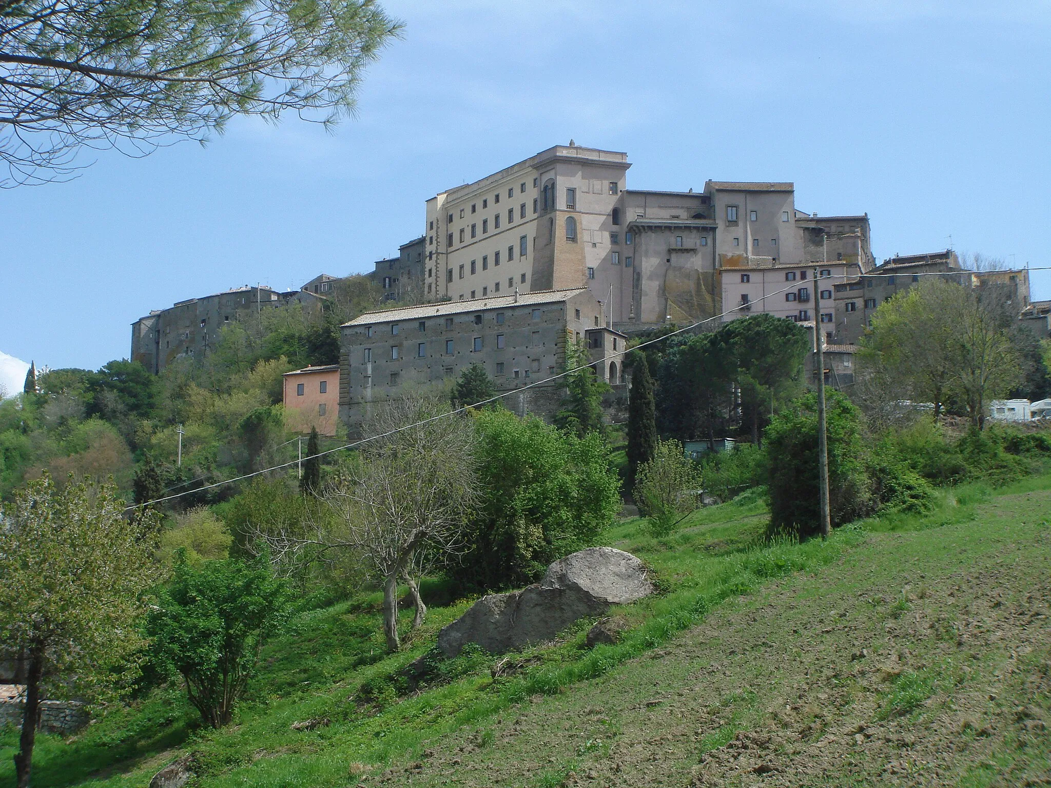 Photo showing: Bomarzo with Palazzo Orsini and part of the old city (left of Palazzo), as seen from the valley West of Bomarzo, on the Road leading to the Parco dei Mostri.