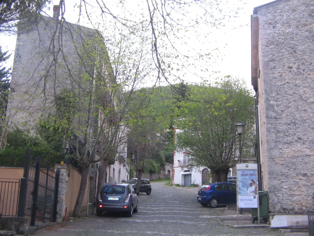 Photo showing: Road to the upper old town of Filignano (Molise, Italy). In the right, the central church of the Immaculate Conception.