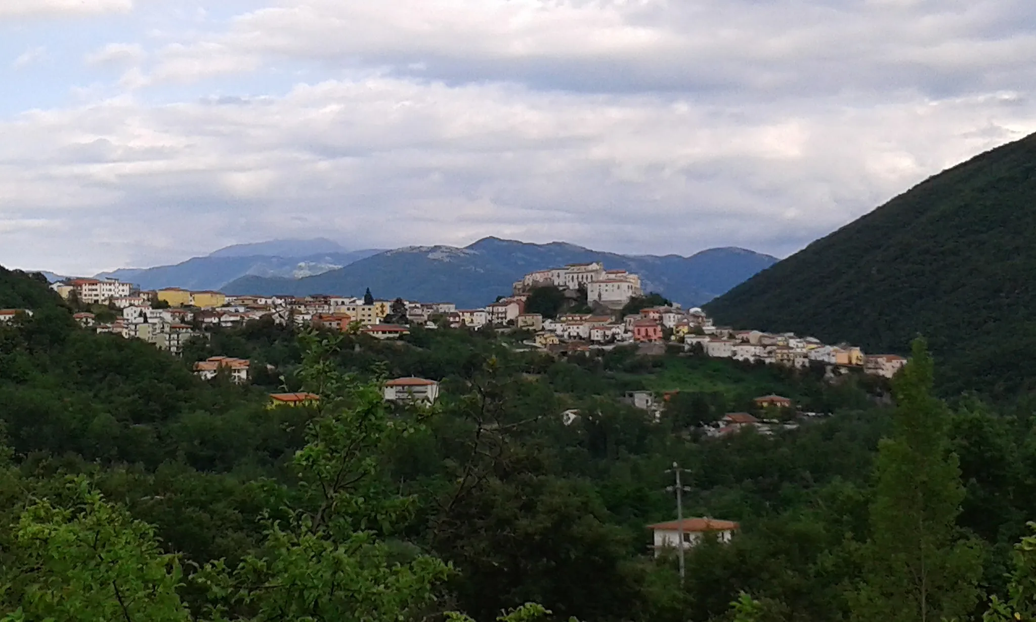 Photo showing: Descrizione: Panorama di Colli dalla frazione Cerreto
Fonte: opera propria
Data; 28-06-2016

Autore: Tremebondo89