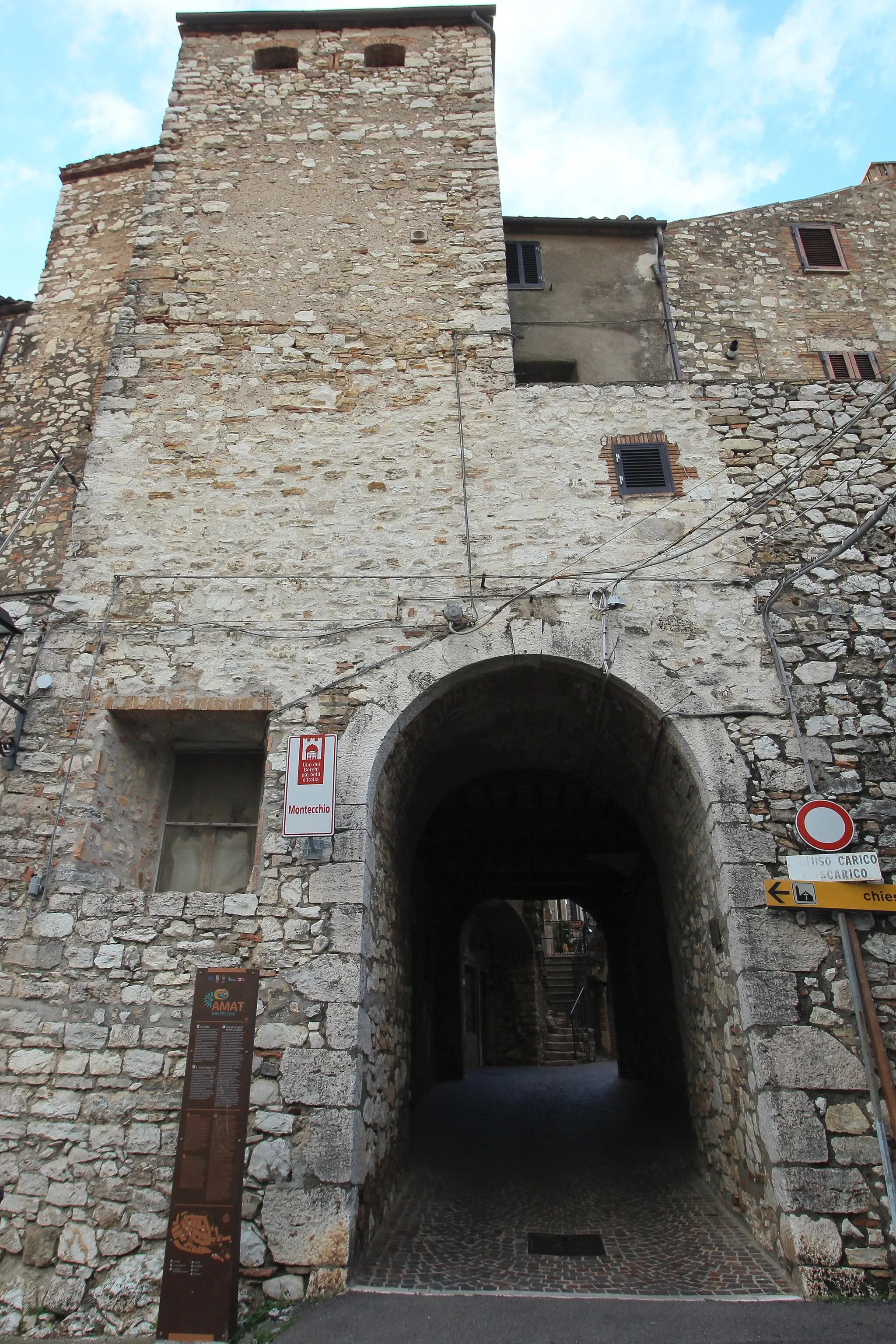 Photo showing: defensive gate Porta Nova, defensive walls of Montecchio, Province of Terni, Umbria, Italy