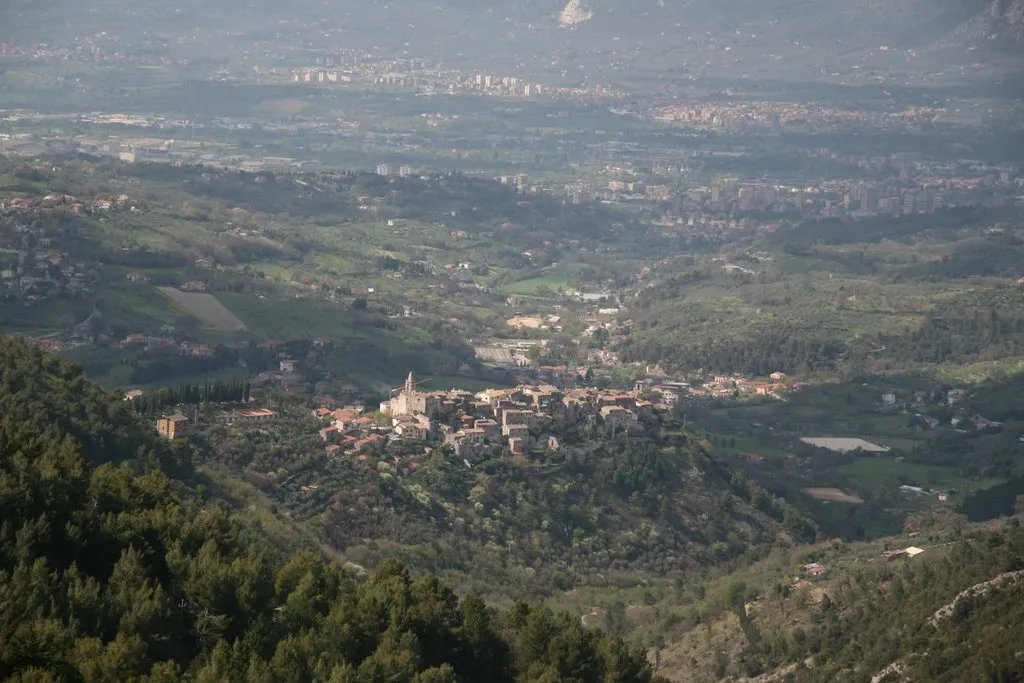 Photo showing: Stroncone (TR), con Terni sullo sfondo. Autore: Daniele Minciaroni.