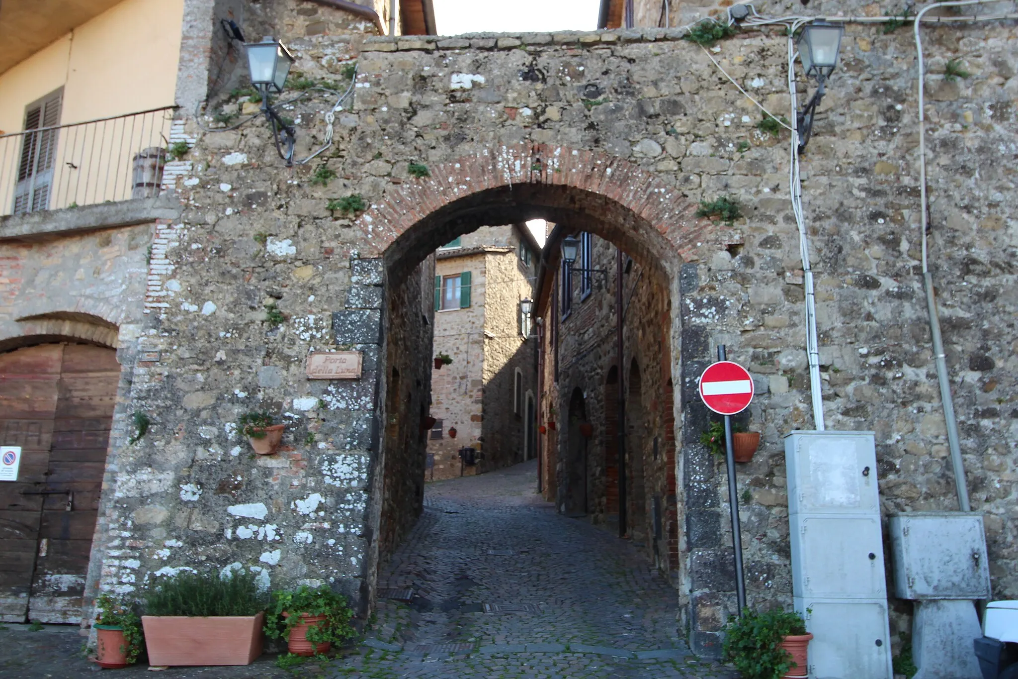Photo showing: defensive gate Porta della Luna, city walls of Allerona, Province of Terni, Umbria, Italy