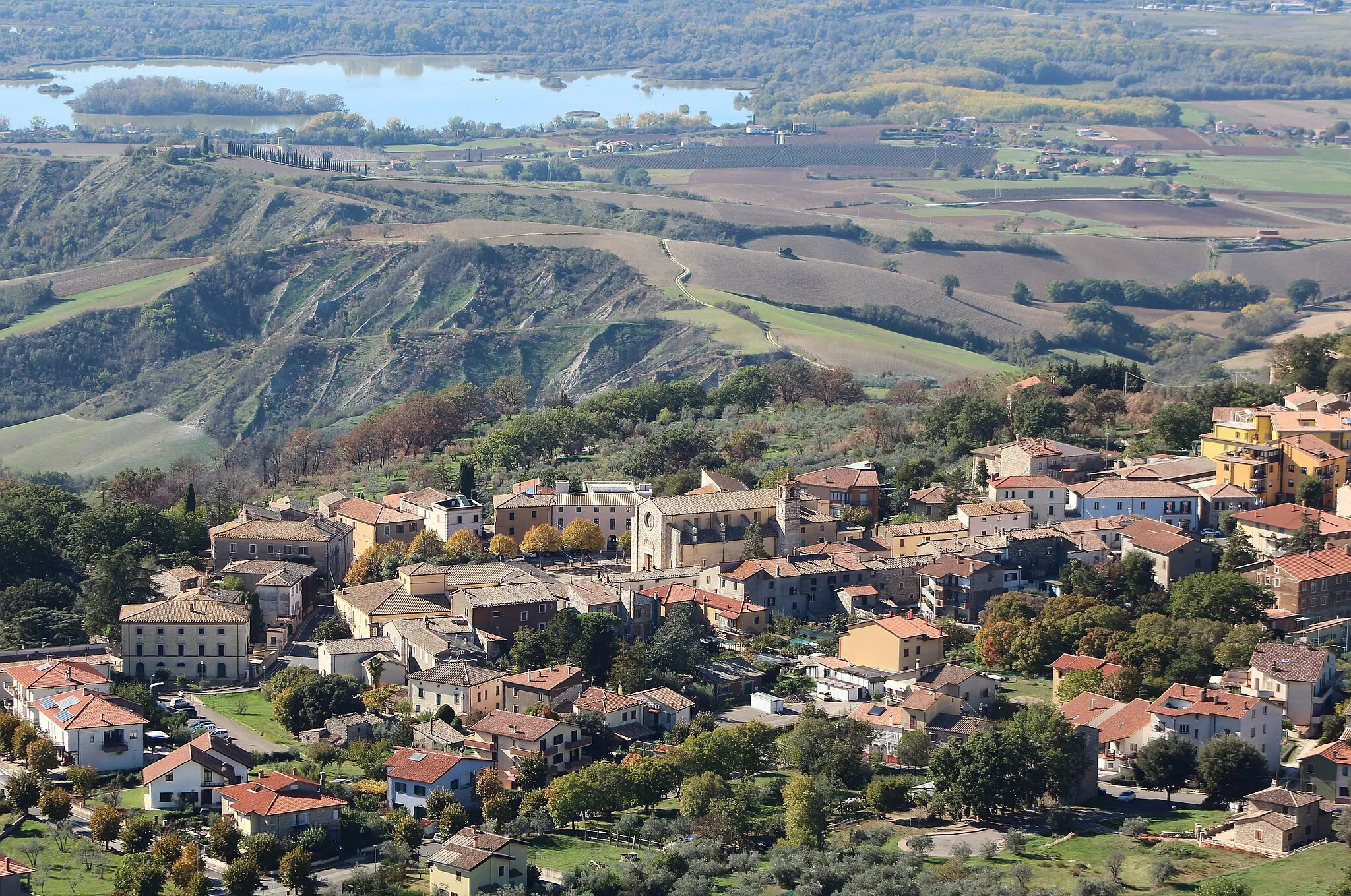 Photo showing: Panorama of Guardea, seen from the castle ruin Guardea Vecchia, municipality of Guardea, Province of Terni, region Umbria, Italy